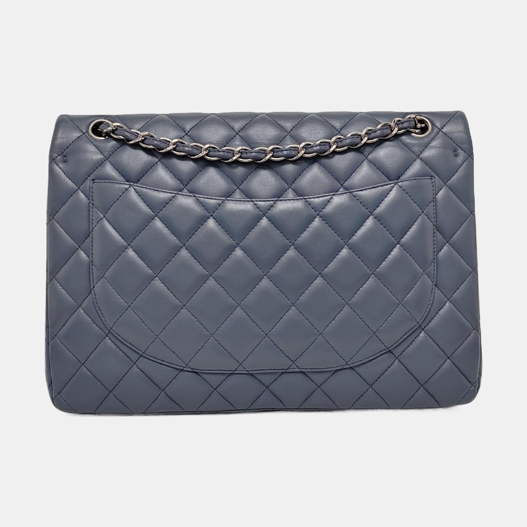 Chanel Classic Flap Maxi Misty Blue in pelle d'agnello con doppia pattina e Silver-ton In condizioni buone in vendita a AUBERVILLIERS, FR
