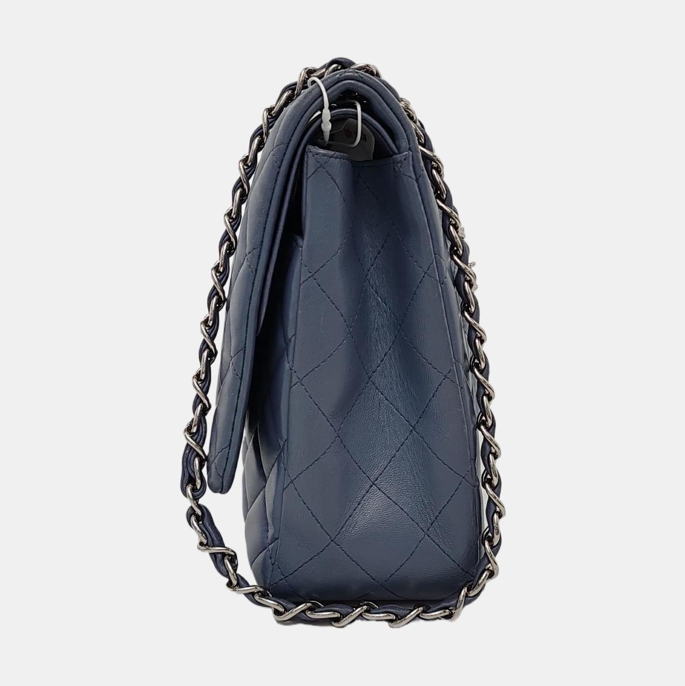 Donna Chanel Classic Flap Maxi Misty Blue in pelle d'agnello con doppia pattina e Silver-ton in vendita