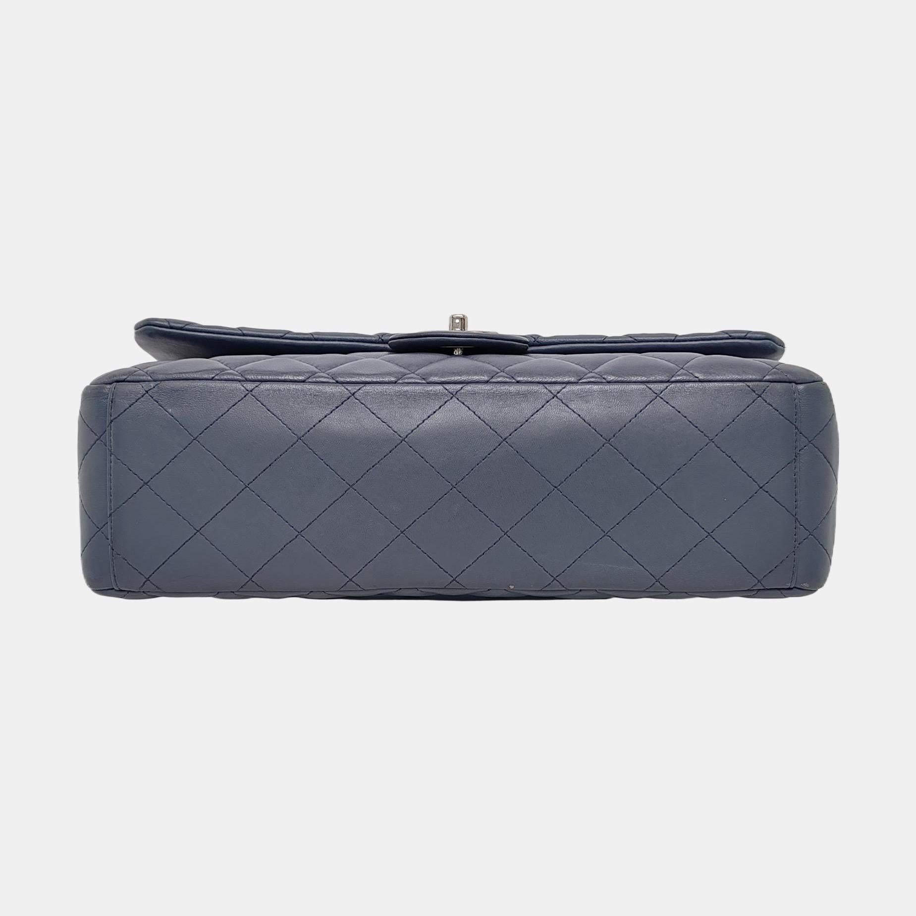 Chanel Classic Flap Maxi Misty Blue in pelle d'agnello con doppia pattina e Silver-ton in vendita 2