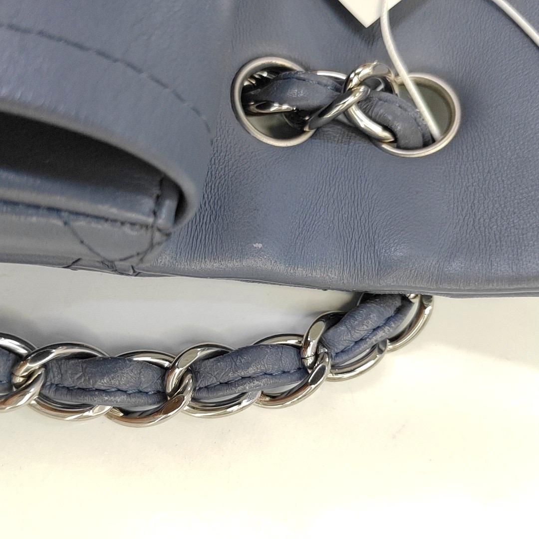 Chanel Classic Flap Maxi Misty Blue in pelle d'agnello con doppia pattina e Silver-ton in vendita 3
