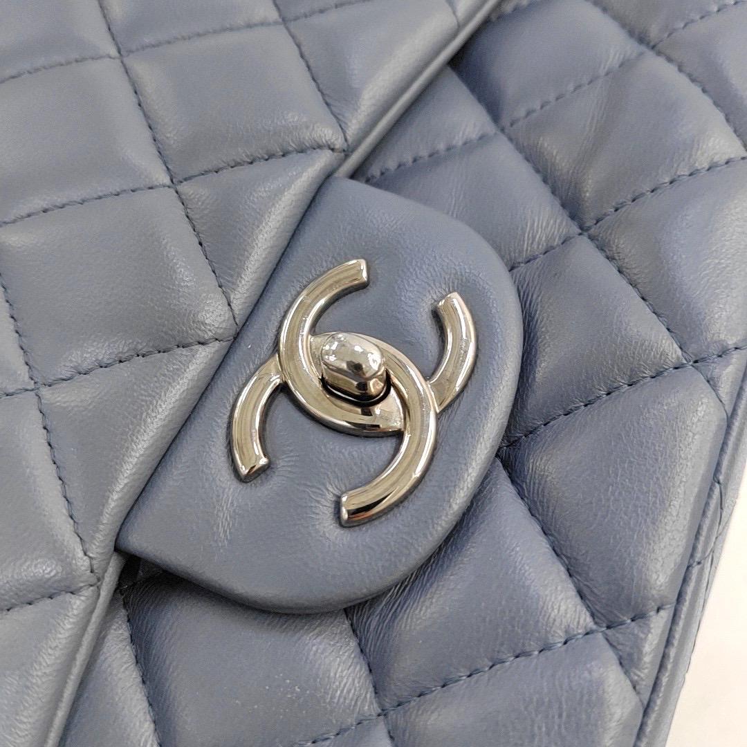 Chanel Classic Flap Maxi Misty Blue in pelle d'agnello con doppia pattina e Silver-ton in vendita 4