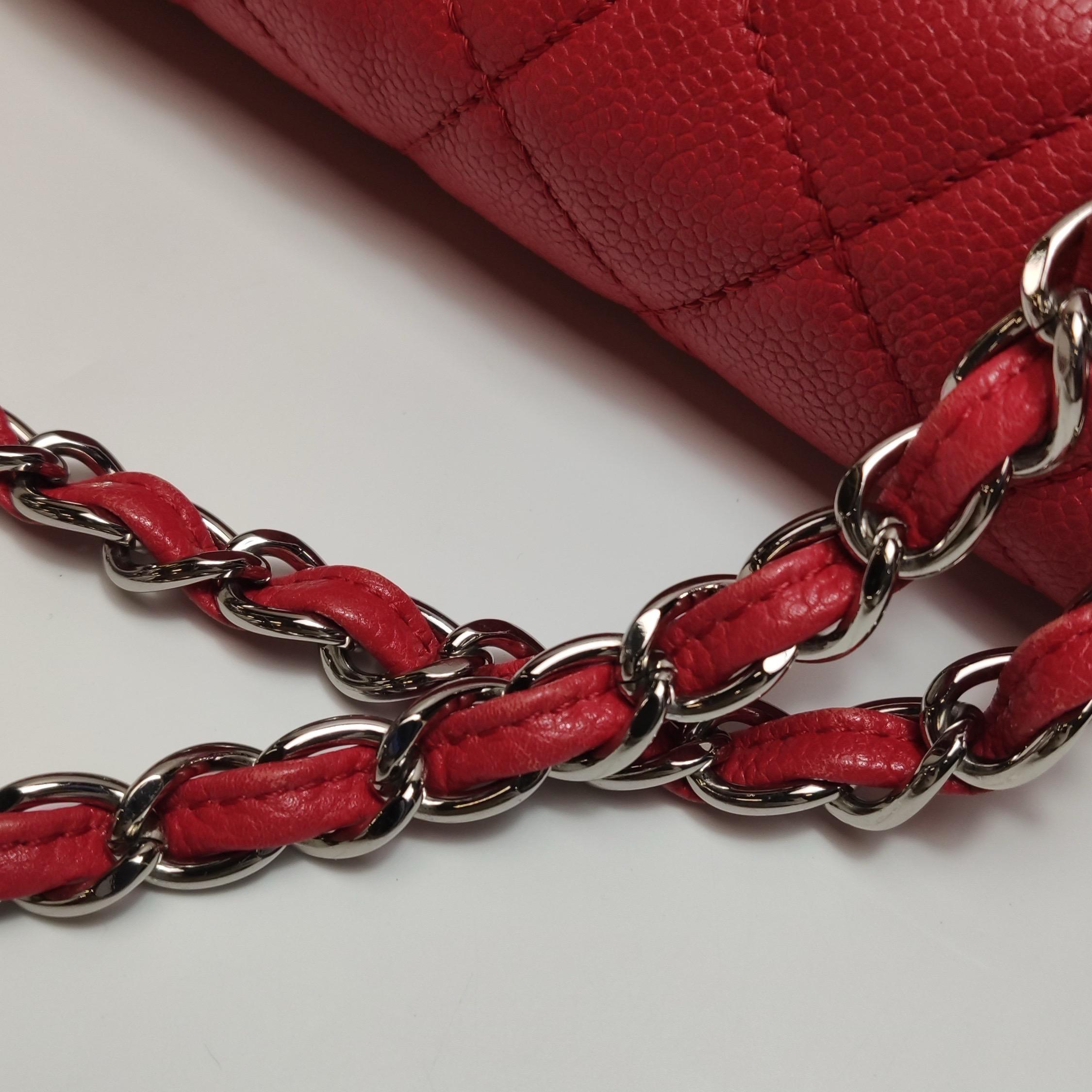 Chanel Classic Flap Maxi Rotes Kaviar-Leder Silberfarbene Hardware Riesiges CC-Logo im Angebot 7