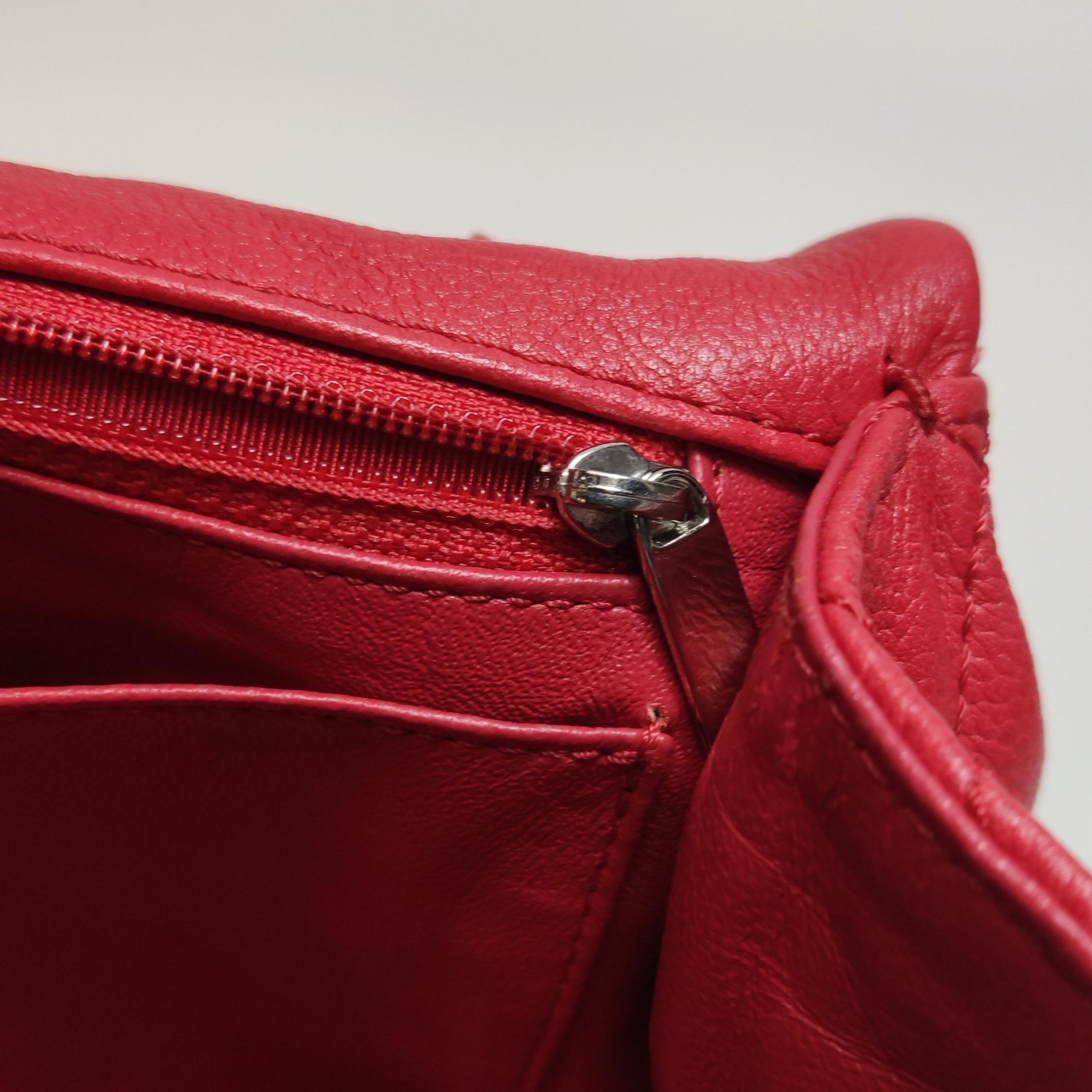 Chanel Classic Flap Maxi Rotes Kaviar-Leder Silberfarbene Hardware Riesiges CC-Logo im Angebot 10