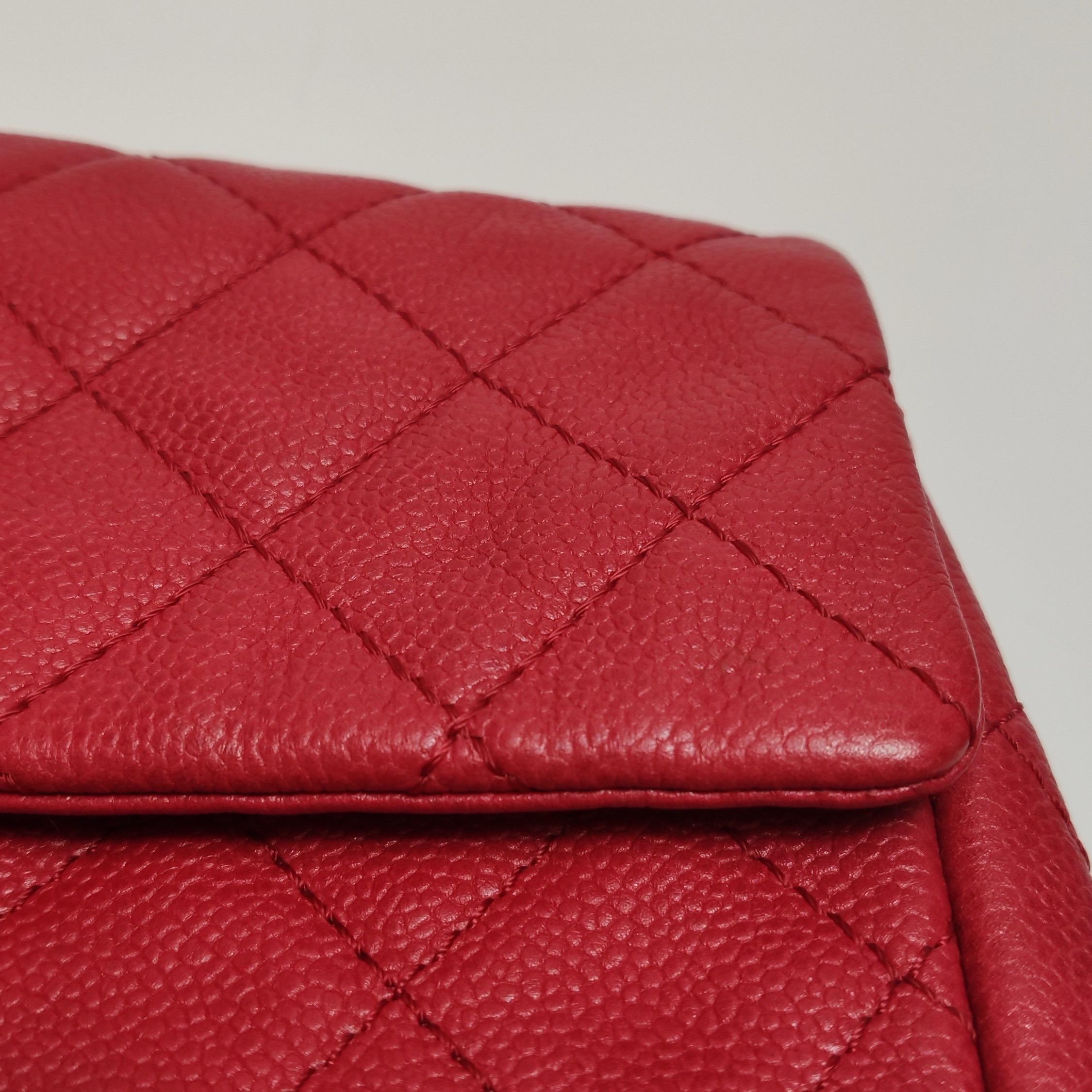 Chanel Classic Flap Maxi Rotes Kaviar-Leder Silberfarbene Hardware Riesiges CC-Logo im Angebot 11