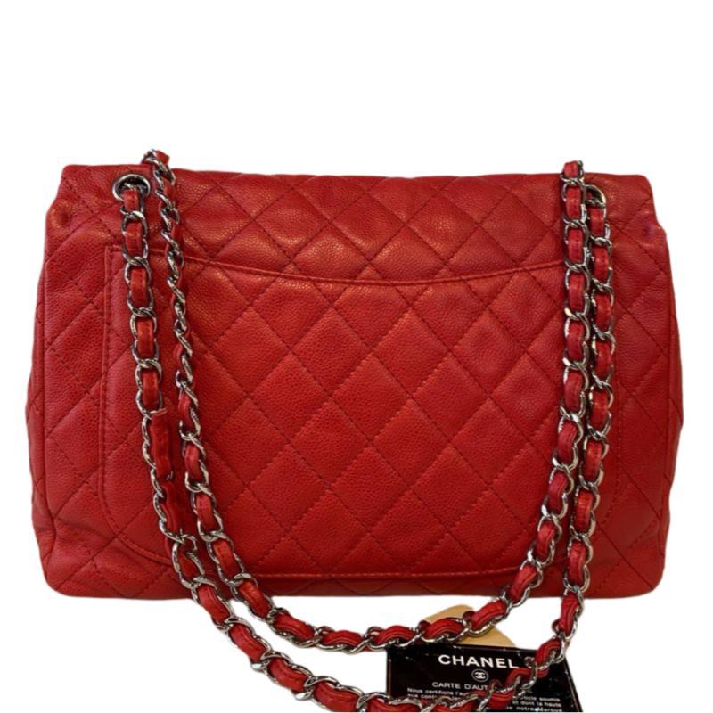 Chanel Classic Flap Maxi Rotes Kaviar-Leder Silberfarbene Hardware Riesiges CC-Logo
Dies sind professionelle Fotos der tatsächlichen Tasche.
  Erleben Sie zeitlose Eleganz mit der Chanel Classic Flap Maxi Shoulder Bag. Das weiche, luxuriöse