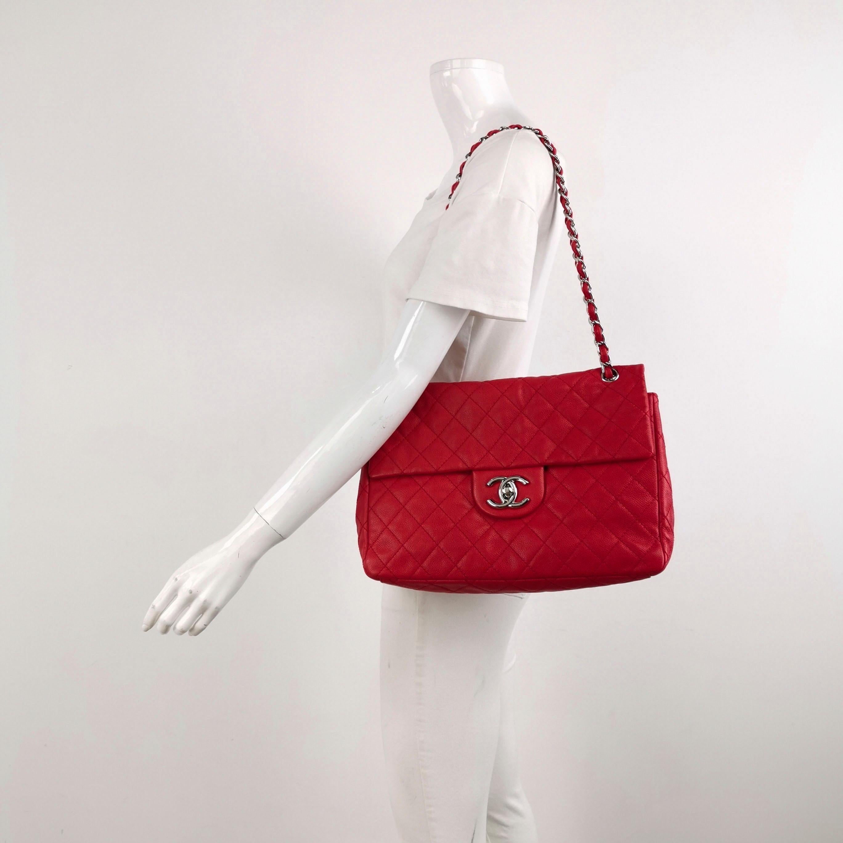Chanel Classic Flap Maxi Rotes Kaviar-Leder Silberfarbene Hardware Riesiges CC-Logo
Dies sind professionelle Fotos der tatsächlichen Tasche.
  Erleben Sie zeitlose Eleganz mit der Chanel Classic Flap Maxi Shoulder Bag. Das weiche, luxuriöse