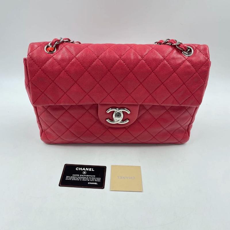 Chanel Classic Flap Maxi Rotes Kaviar-Leder Silberfarbene Hardware Riesiges CC-Logo im Zustand „Hervorragend“ im Angebot in AUBERVILLIERS, FR