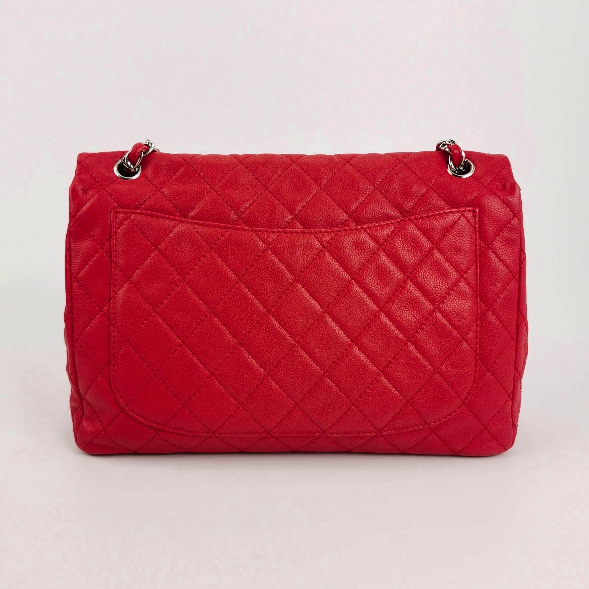 Chanel Classic Flap Maxi Rotes Kaviar-Leder Silberfarbene Hardware Riesiges CC-Logo im Zustand „Hervorragend“ im Angebot in AUBERVILLIERS, FR