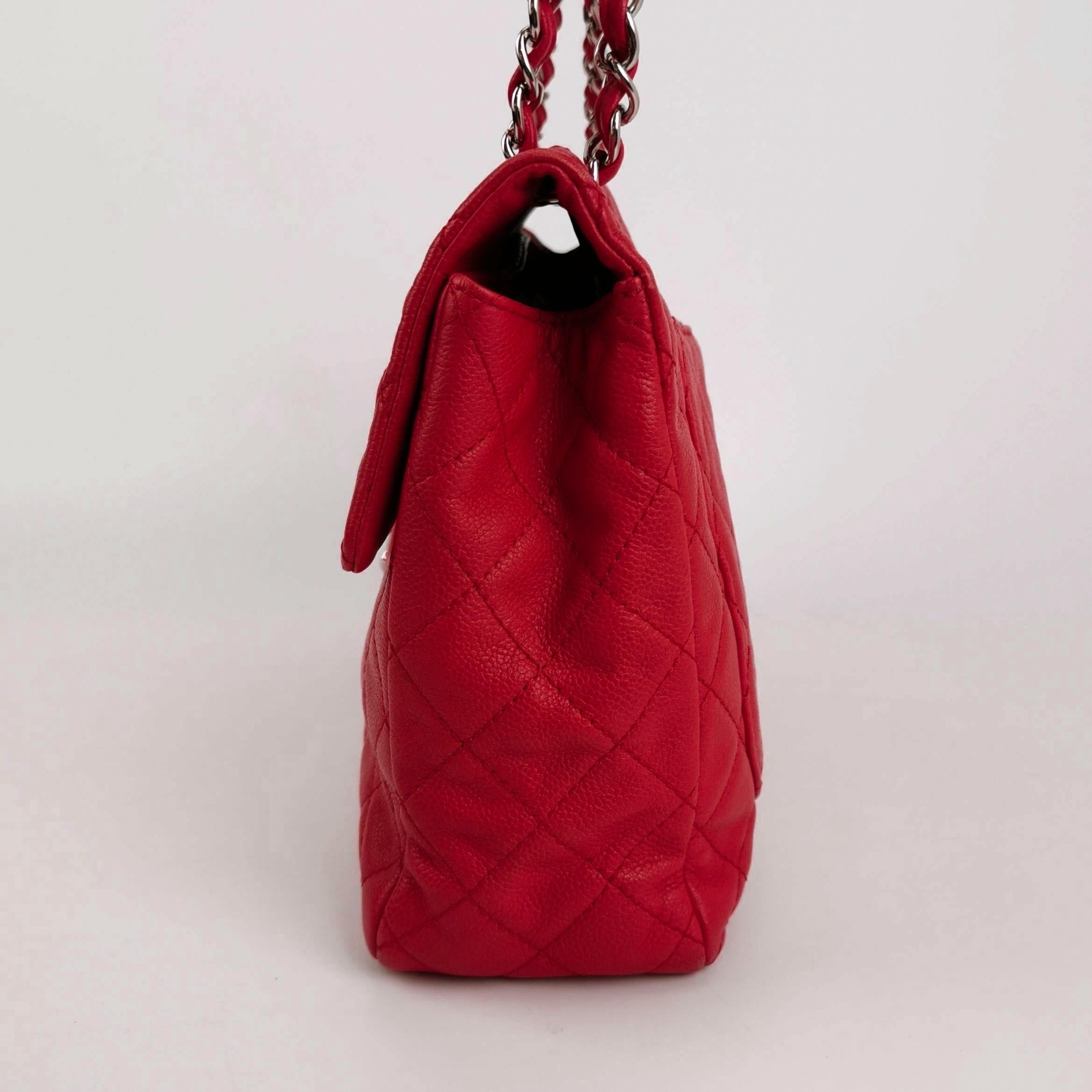 Chanel Classic Flap Maxi Rotes Kaviar-Leder Silberfarbene Hardware Riesiges CC-Logo Damen im Angebot