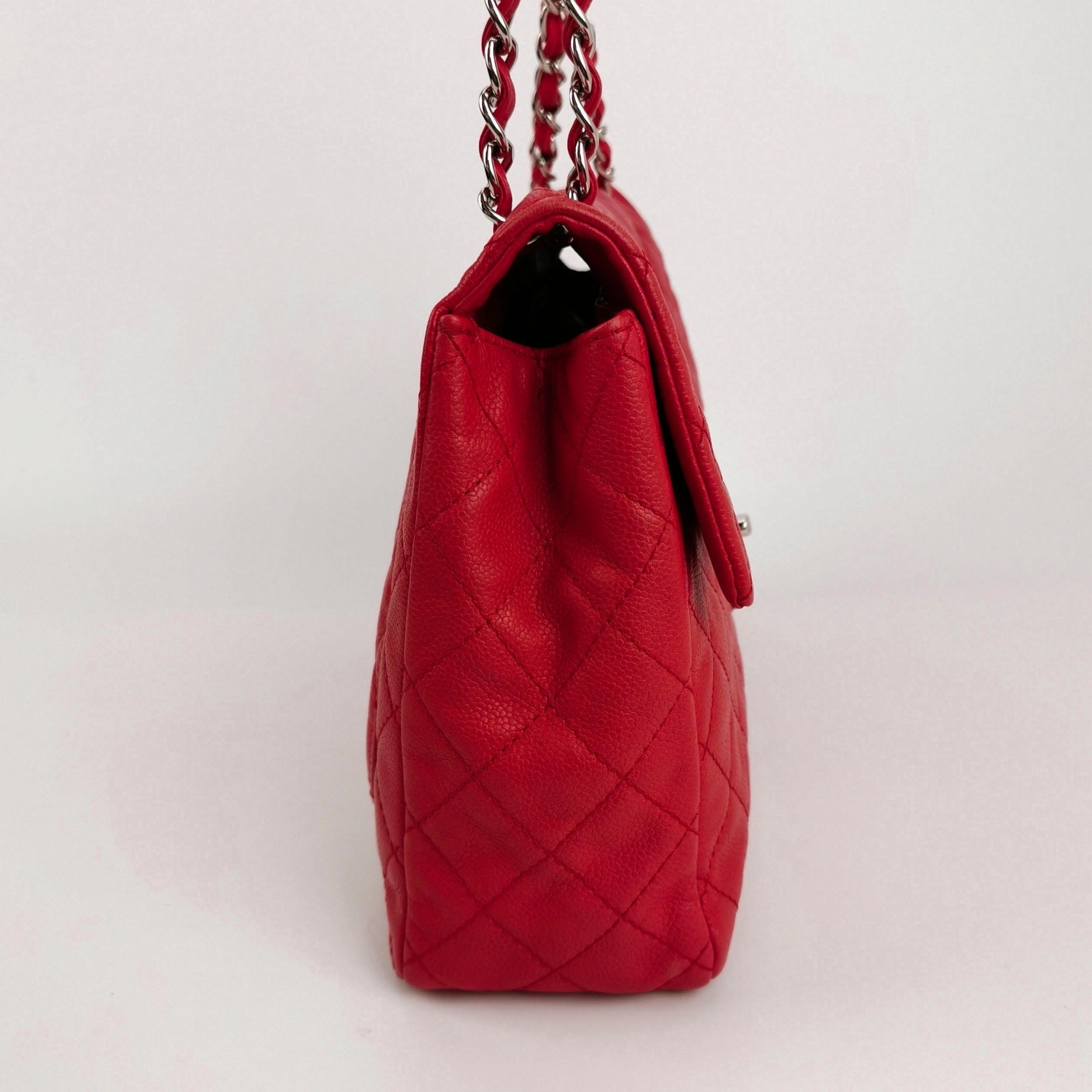 Chanel Classic Flap Maxi Rotes Kaviar-Leder Silberfarbene Hardware Riesiges CC-Logo im Angebot 1