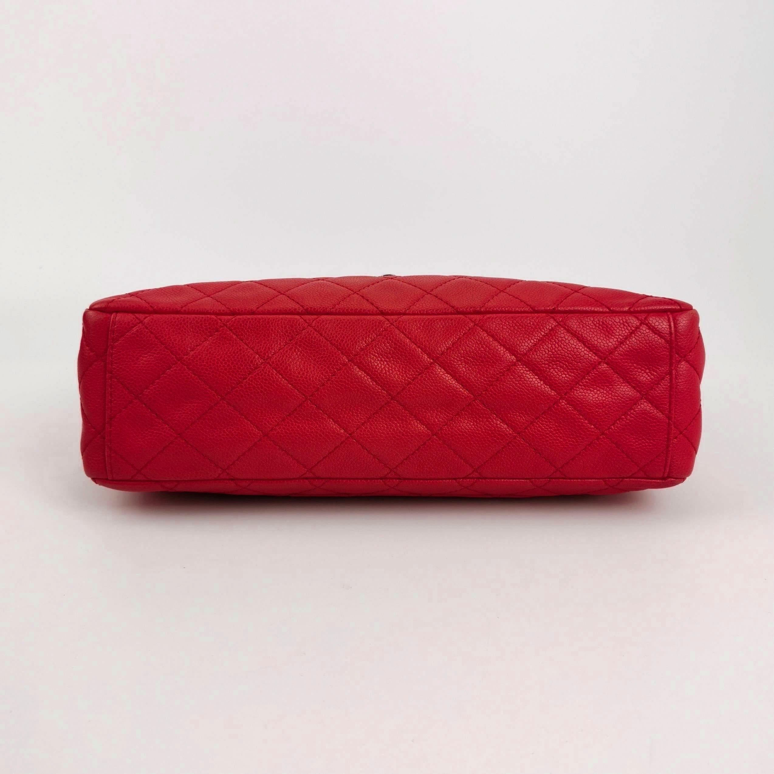 Chanel Classic Flap Maxi Rotes Kaviar-Leder Silberfarbene Hardware Riesiges CC-Logo im Angebot 4