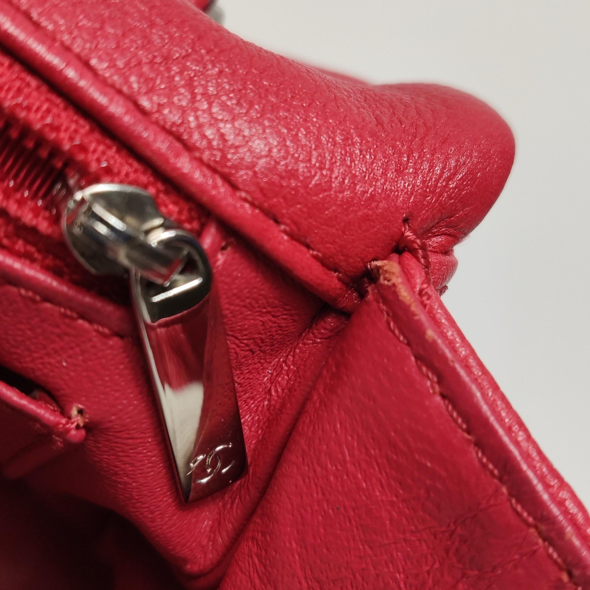 Chanel Classic Flap Maxi Rotes Kaviar-Leder Silberfarbene Hardware Riesiges CC-Logo im Angebot 5