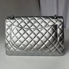 Chanel Classic Flap Maxi, silbernes Lammleder, eine Klappe, silberne Beschläge