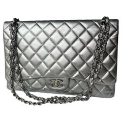 Chanel Classic Flap Maxi, silbernes Lammleder, eine Klappe, silberne Beschläge