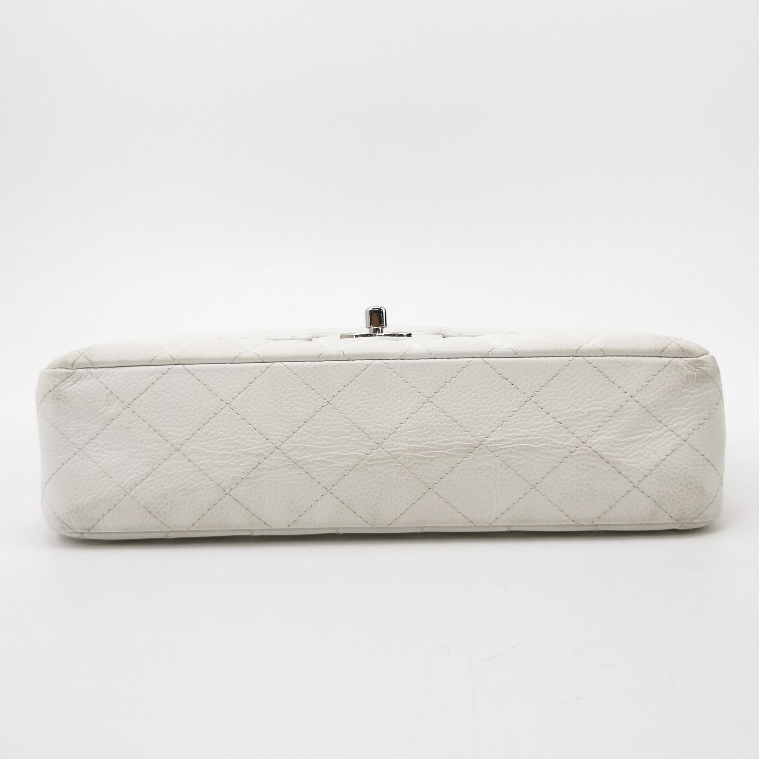 Chanel Classic Flap Medium 2008 White Caviar Leather Silver Hardware im Zustand „Gut“ im Angebot in AUBERVILLIERS, FR