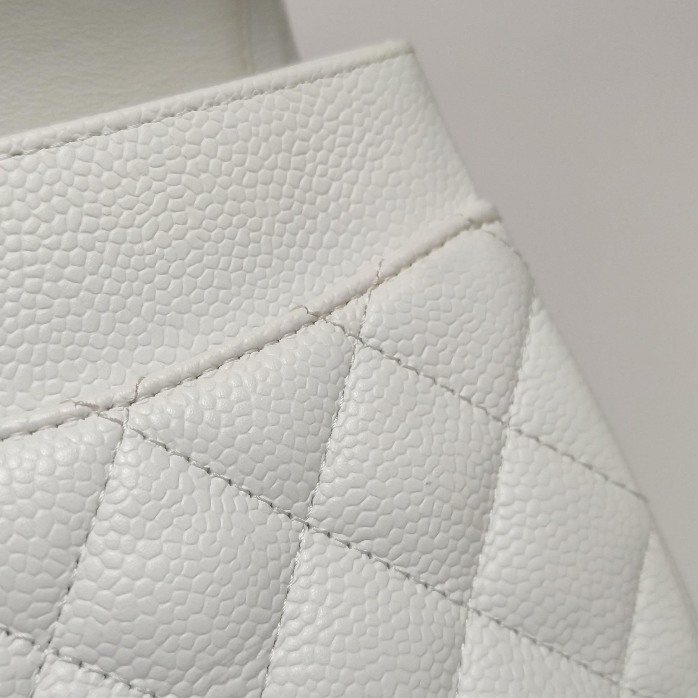 Chanel Classic Flap Medium 2010 White Caviar Leather Gold Hardware im Angebot 6