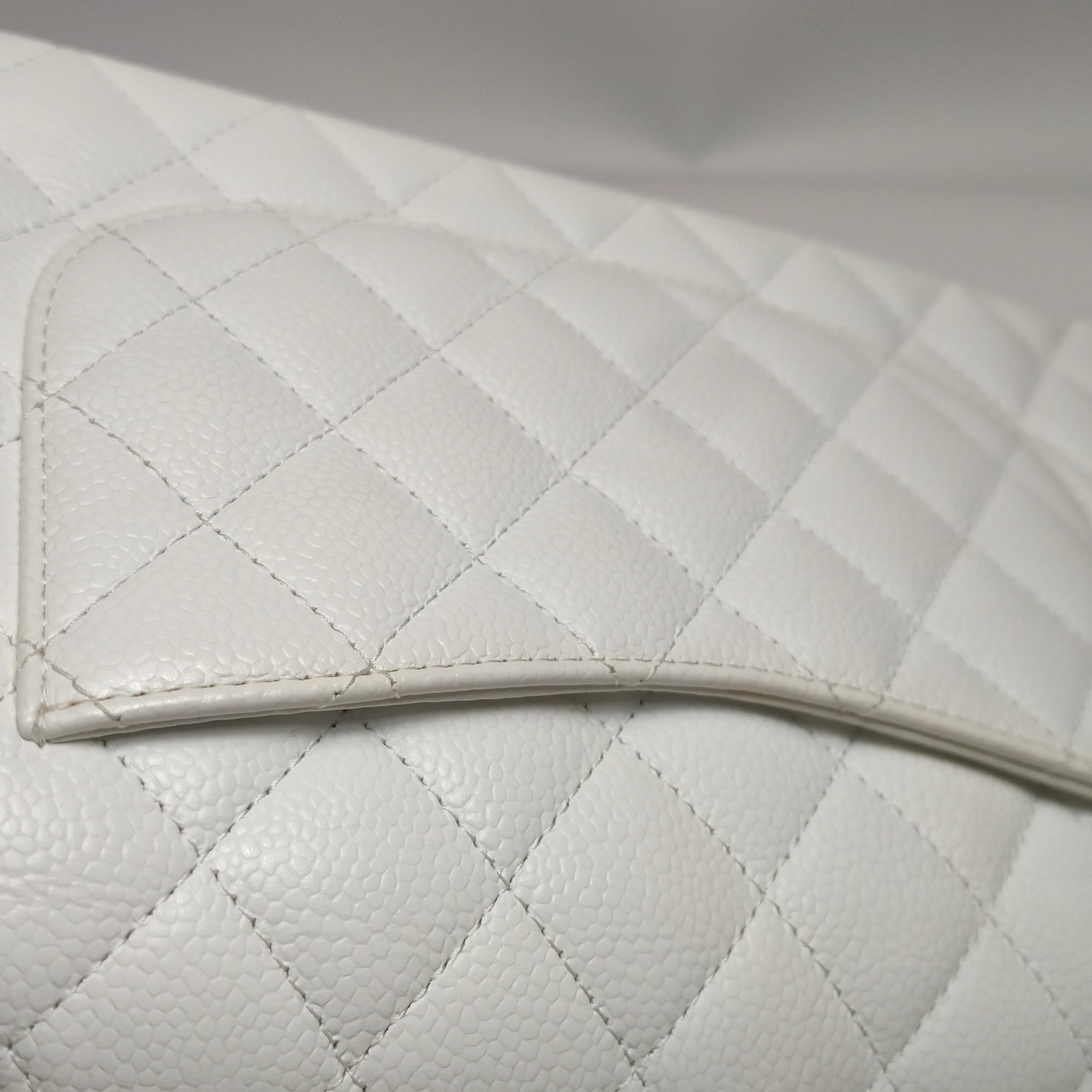 Chanel Classic Flap Medium 2010 White Caviar Leather Gold Hardware im Angebot 7