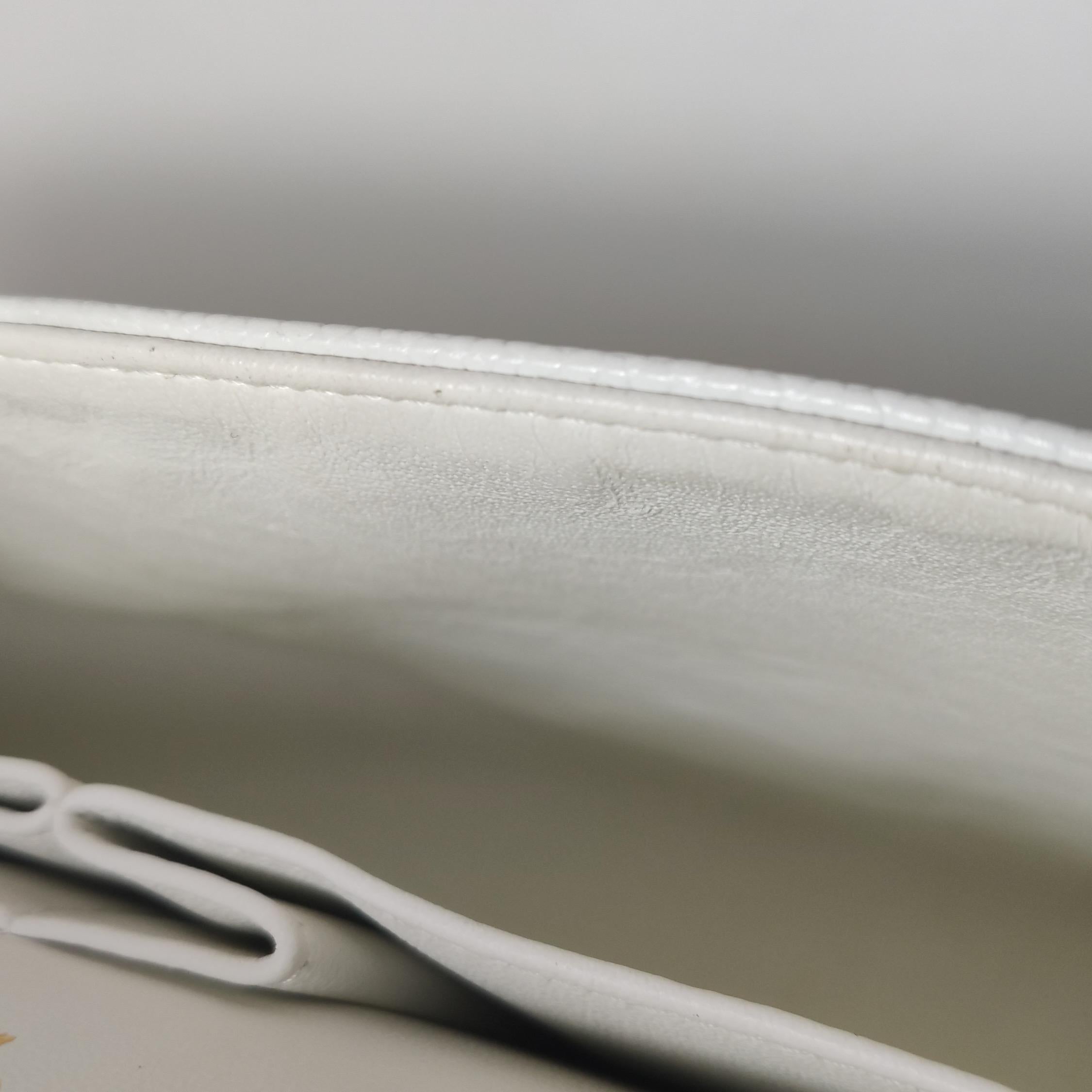 Chanel Classic Flap Medium 2010 White Caviar Leather Gold Hardware im Angebot 3