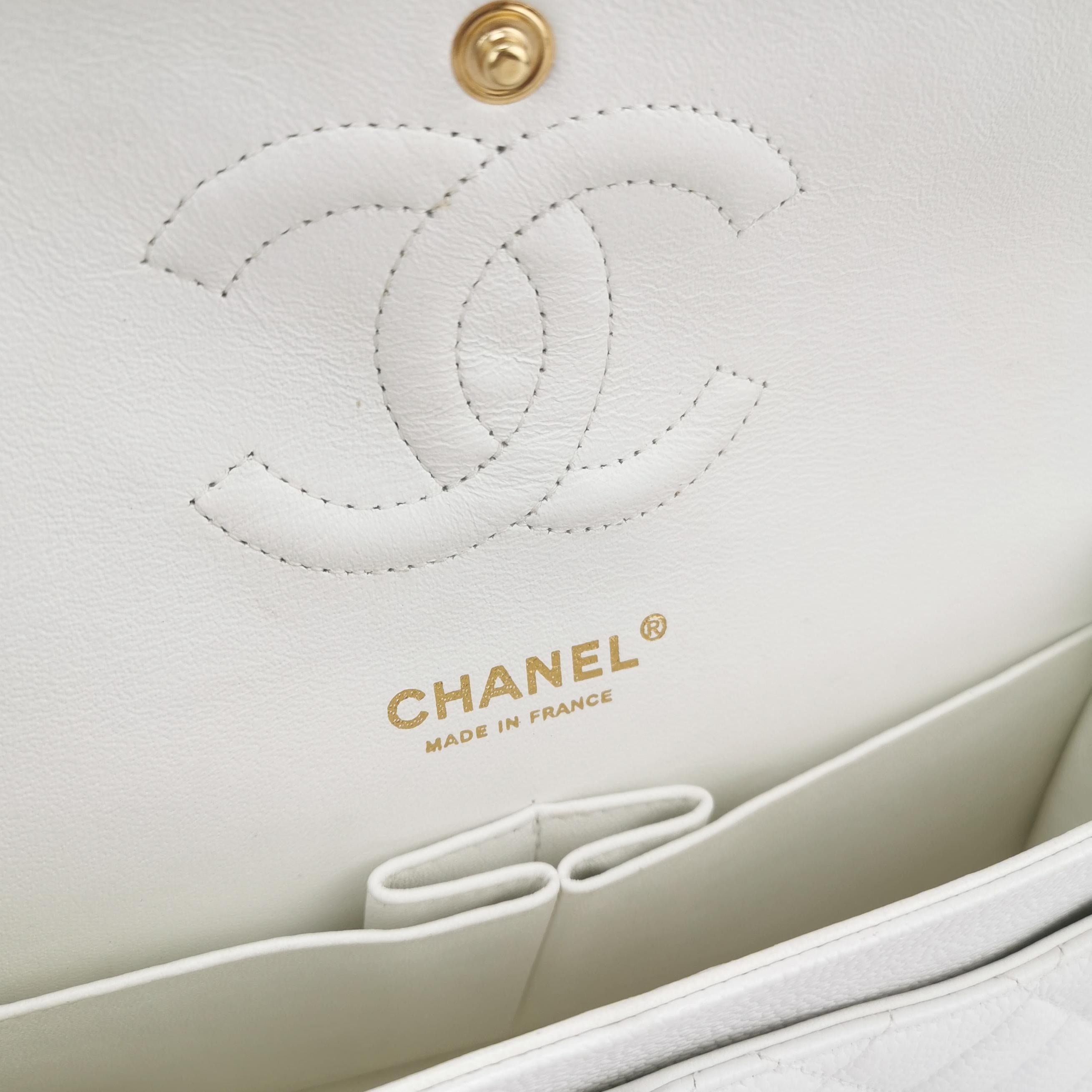 Chanel Classic Flap Medium 2010 White Caviar Leather Gold Hardware im Angebot 4