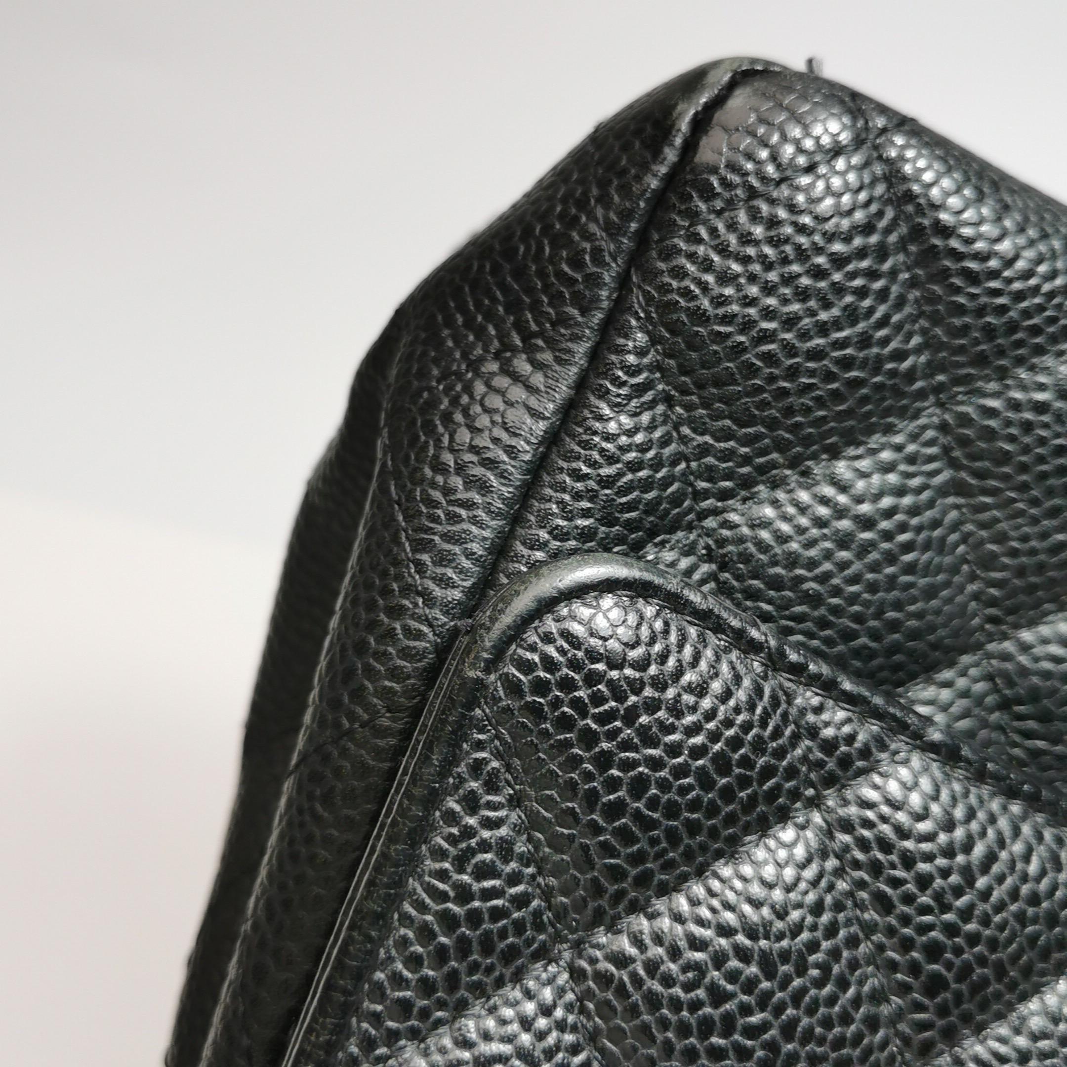 Chanel Classic Flap Medium Schwarz Kaviar Leder Gold Hardware 2009 im Angebot 10