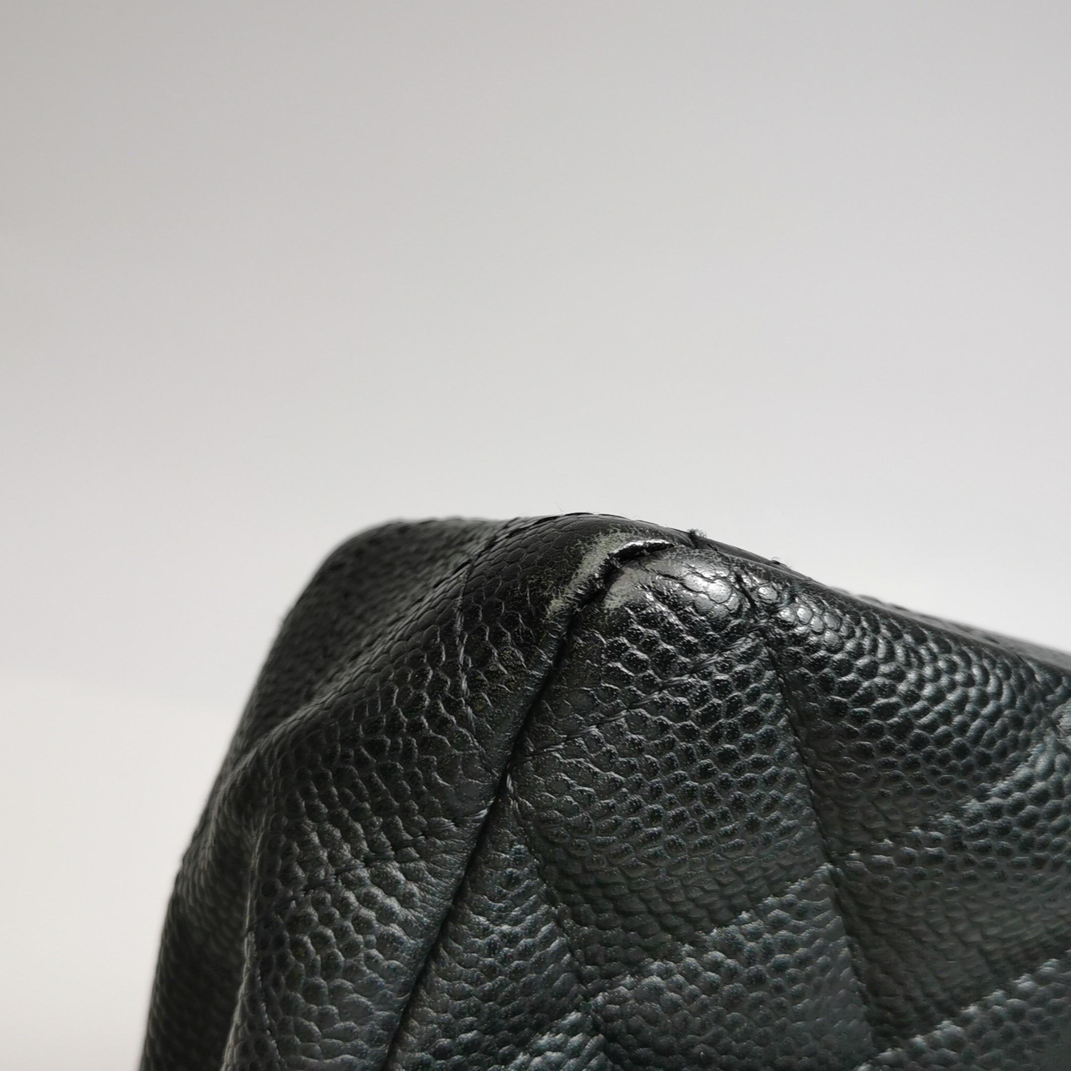 Chanel Classic Flap Medium Schwarz Kaviar Leder Gold Hardware 2009 im Angebot 11