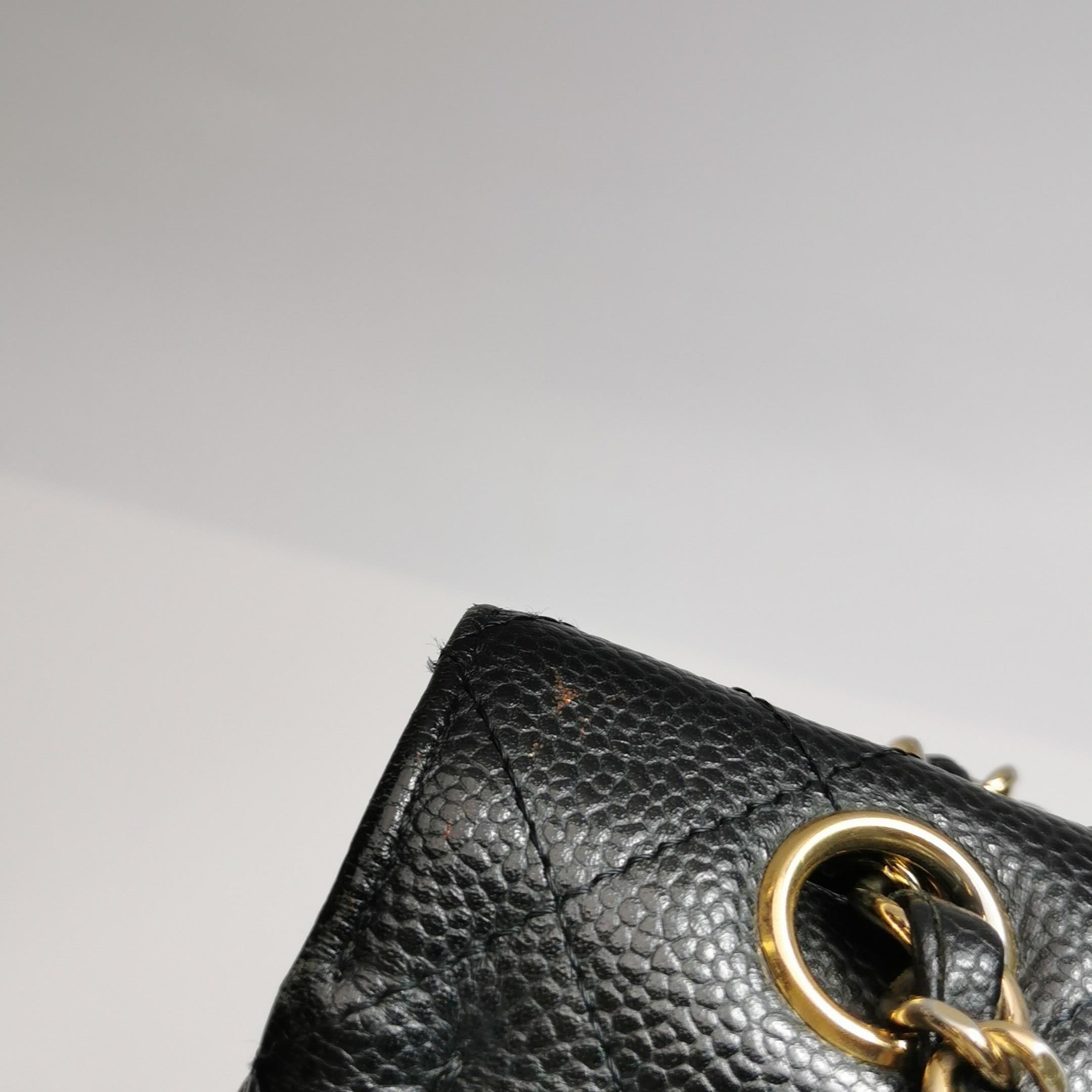 Chanel Classic Flap Medium Schwarz Kaviar Leder Gold Hardware 2009 im Angebot 13