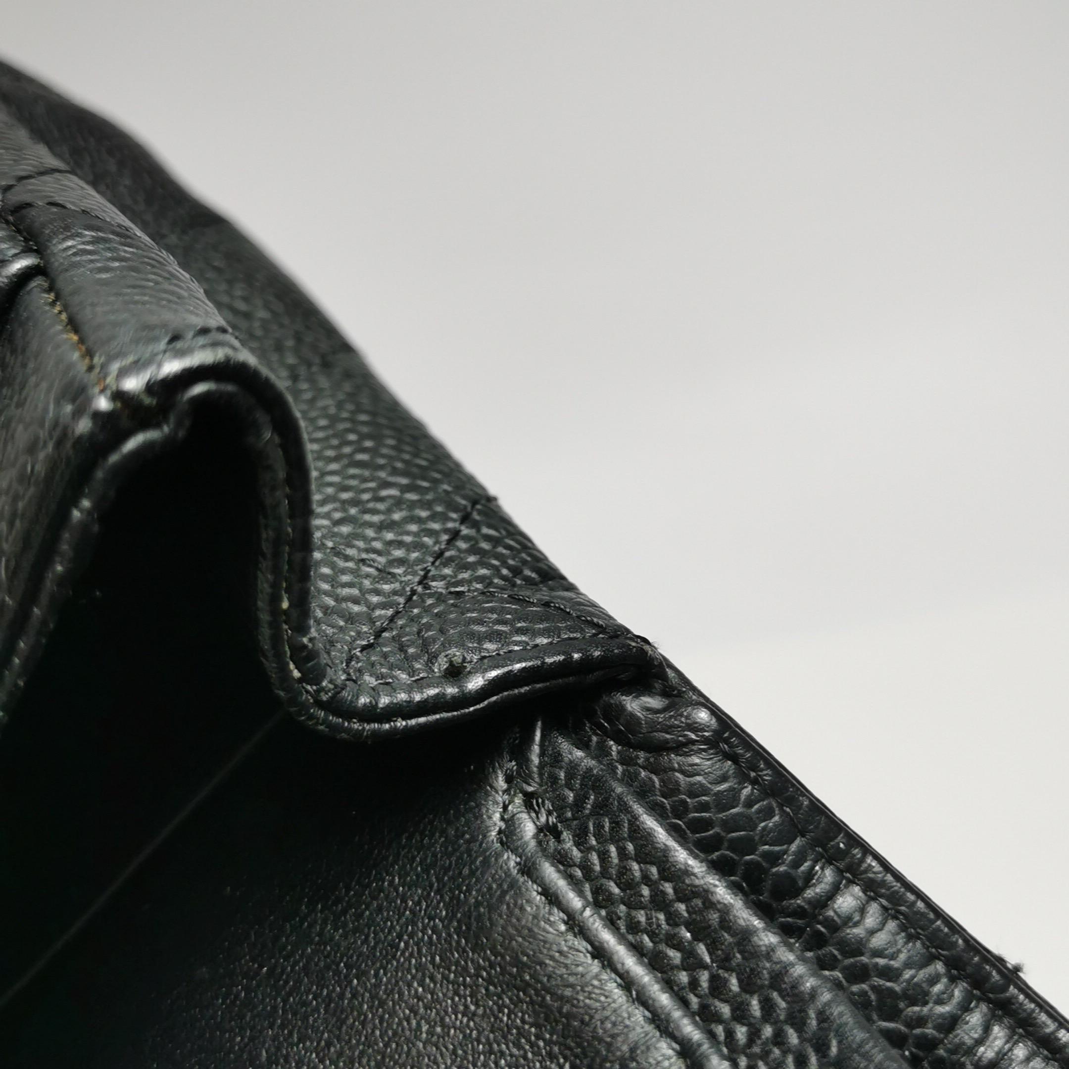 Chanel Classic Flap Medium Schwarz Kaviar Leder Gold Hardware 2009 im Angebot 15