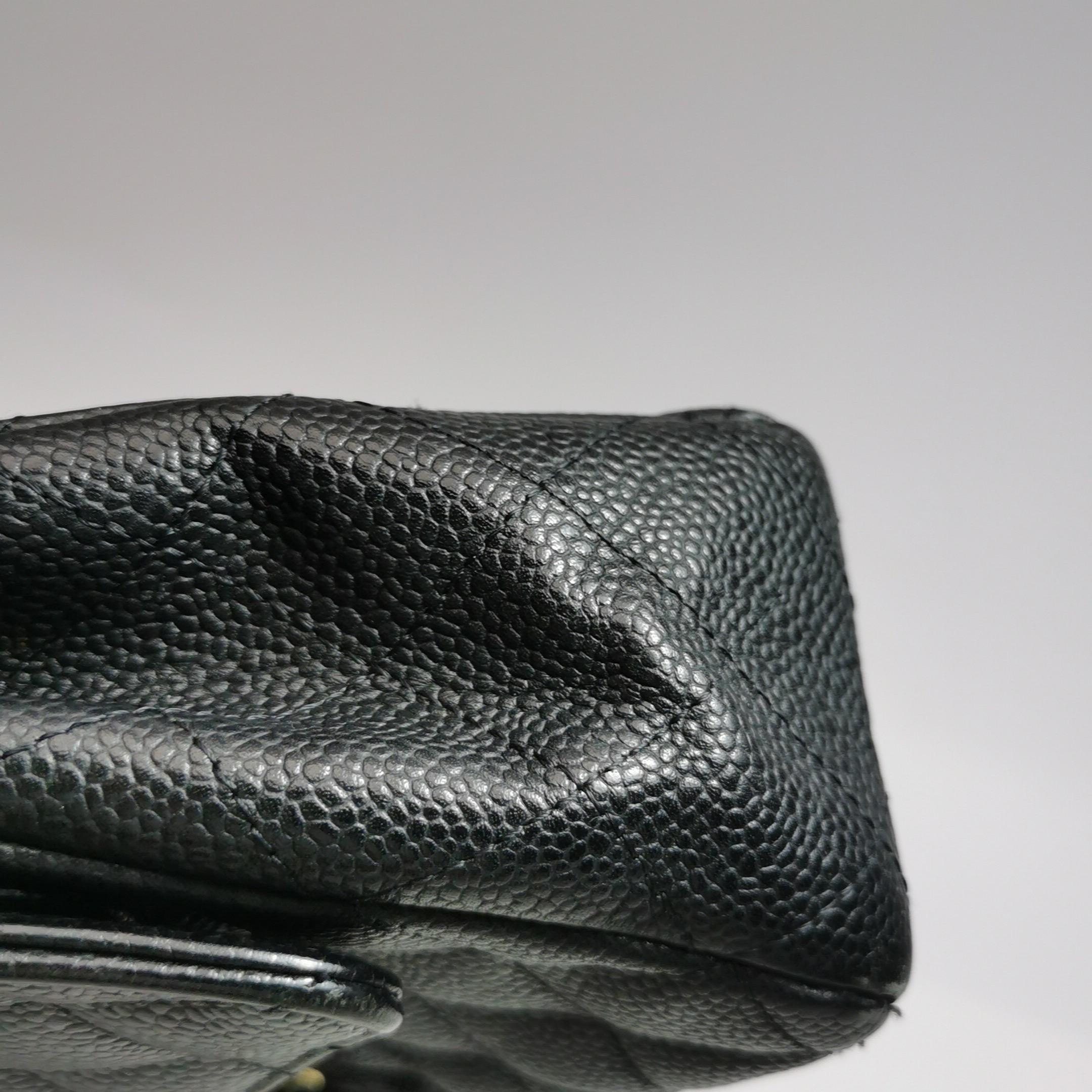 Chanel Classic Flap Medium Schwarz Kaviar Leder Gold Hardware 2009 im Angebot 16