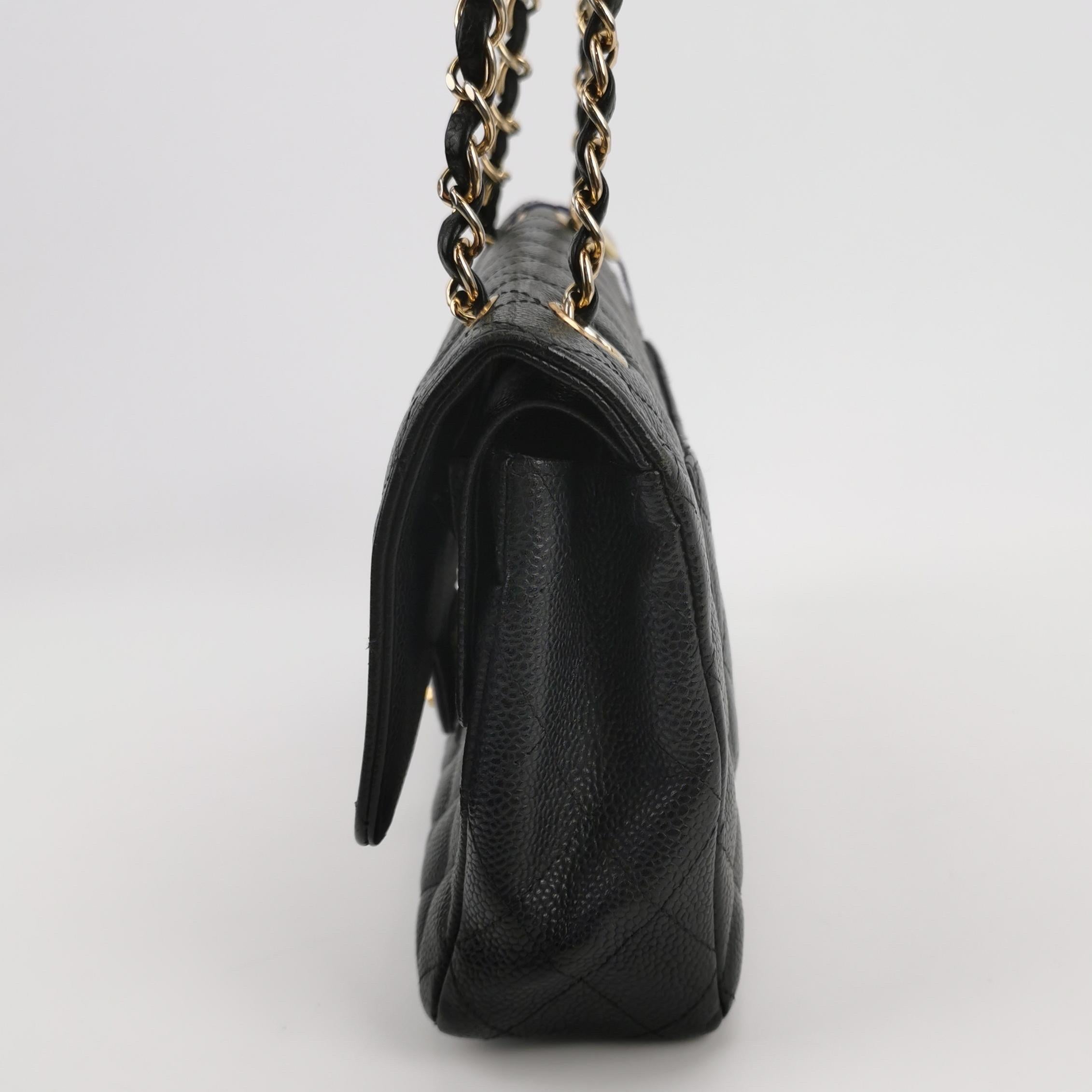 Chanel Classic Flap Medium Schwarz Kaviar Leder Gold Hardware 2009 im Angebot 2