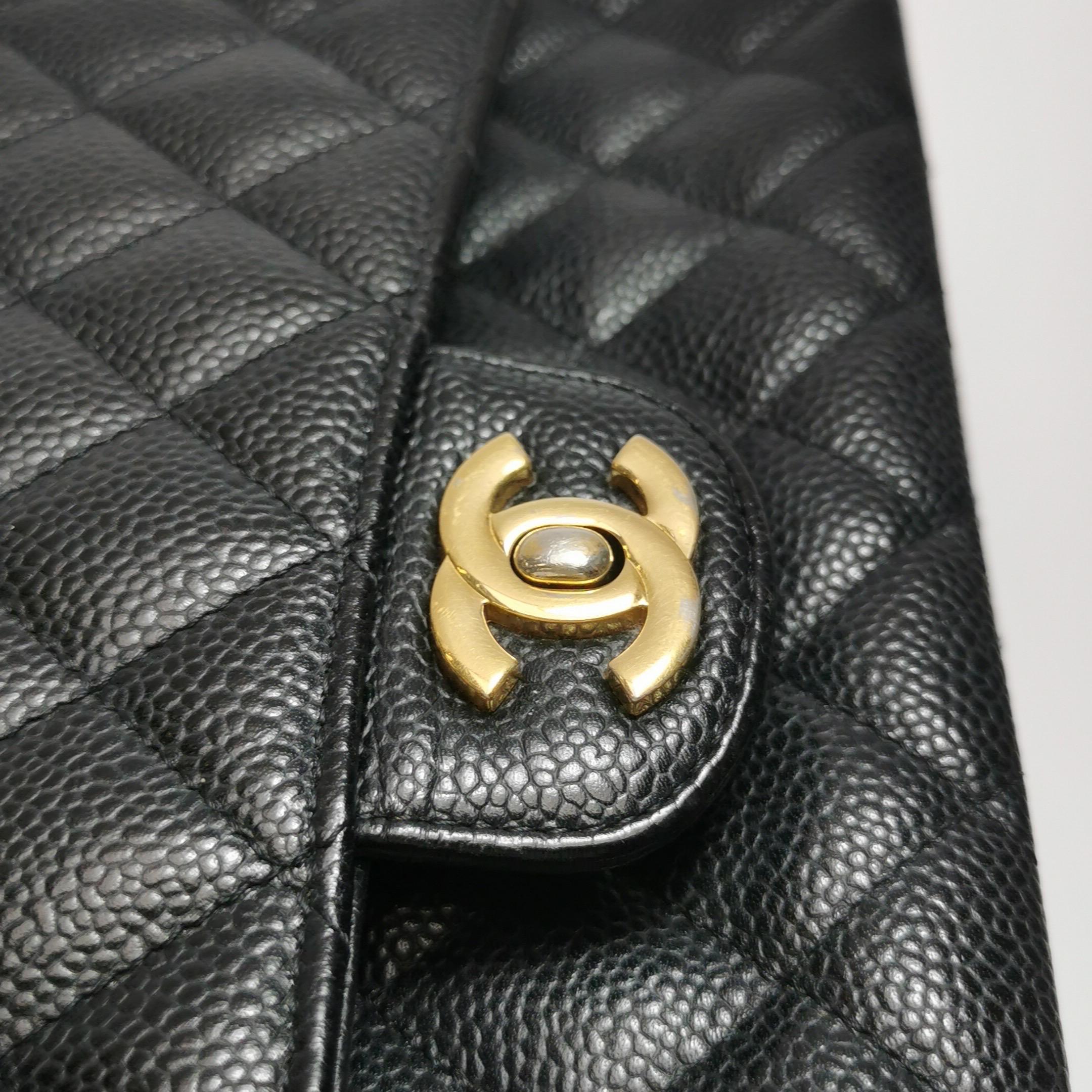 Chanel Classic Flap Medium Schwarz Kaviar Leder Gold Hardware 2009 im Angebot 5