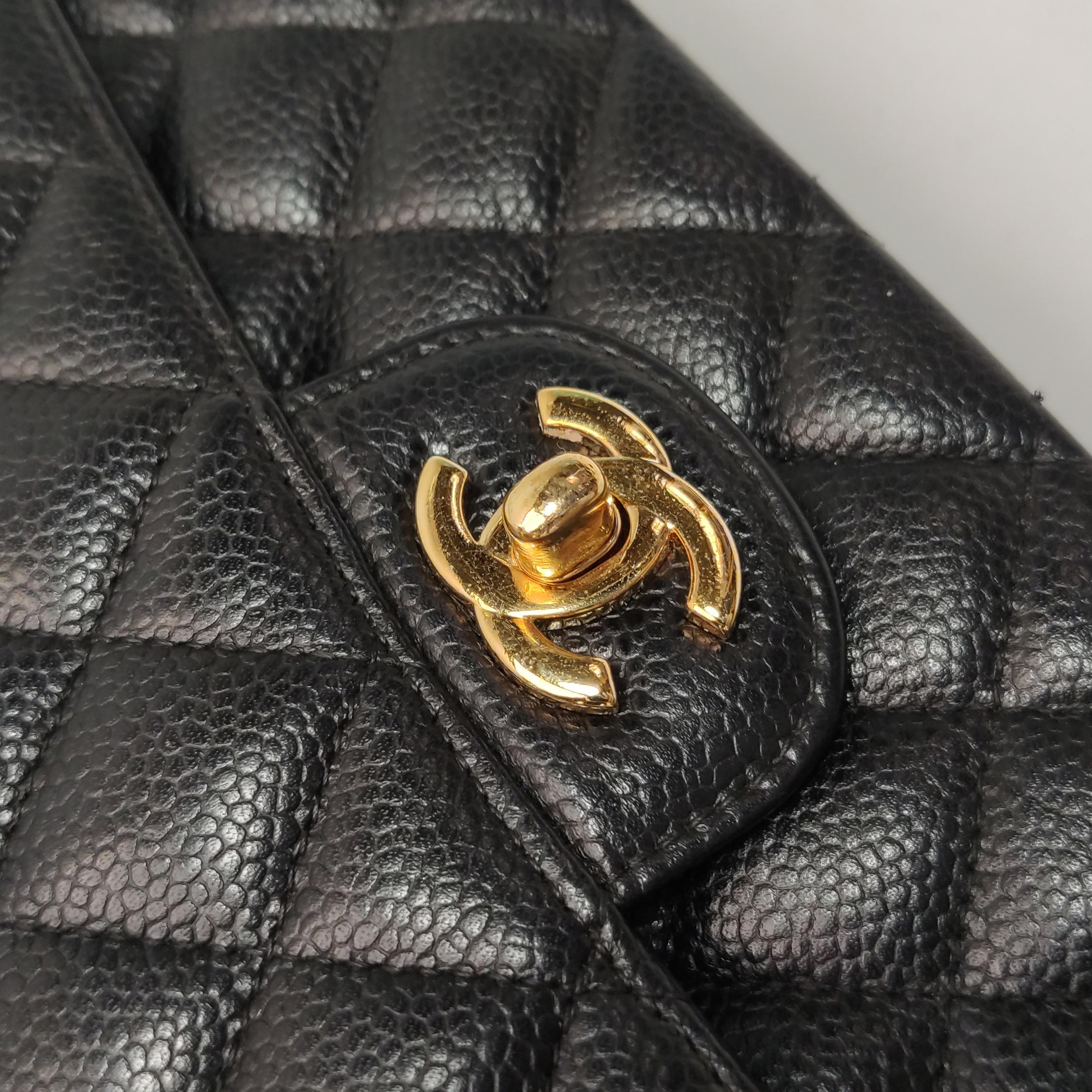 Chanel Classic Leather Medium Black Caviar Leather Gold Hardware, 2014 en vente 5