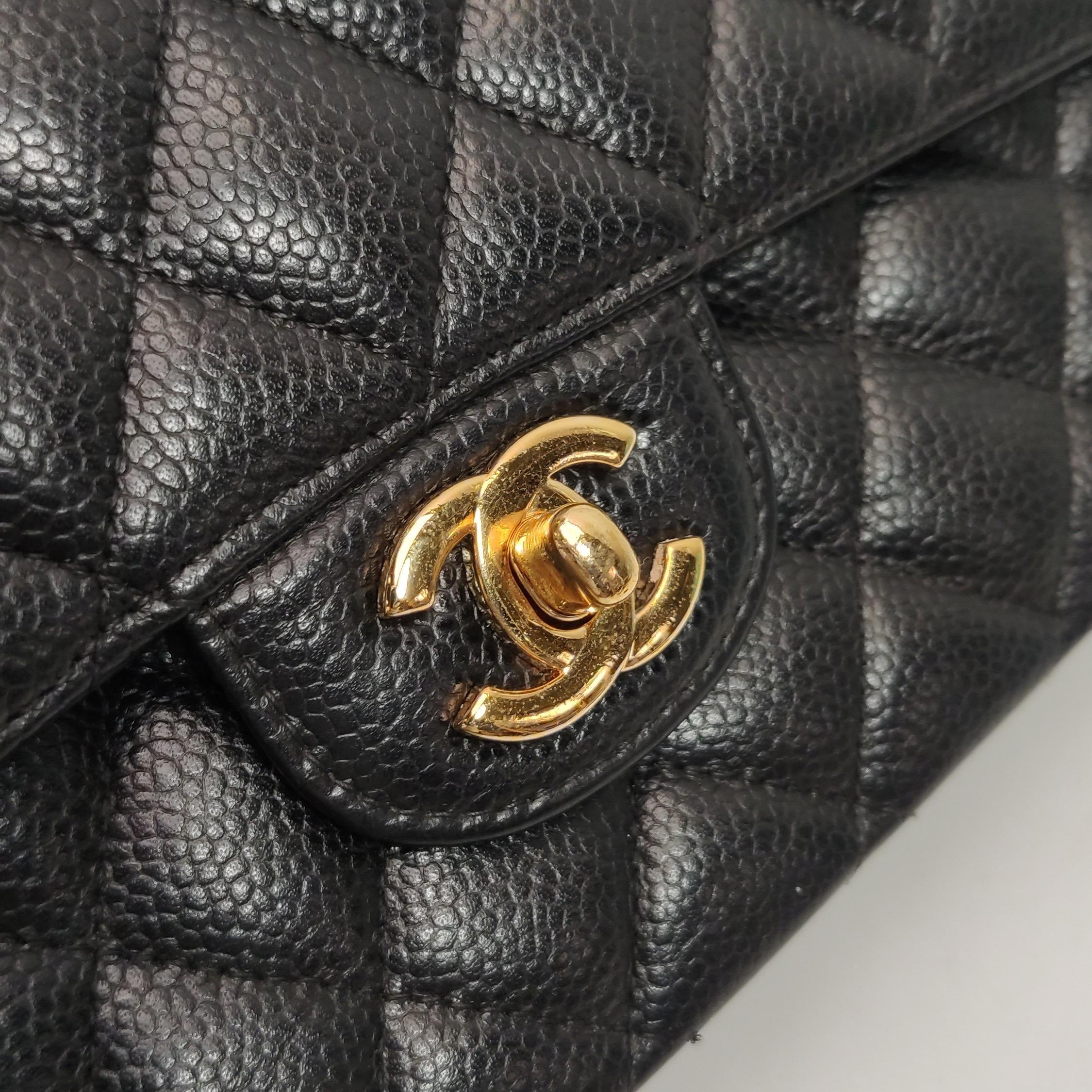 Chanel Classic Leather Medium Black Caviar Leather Gold Hardware, 2014 en vente 8
