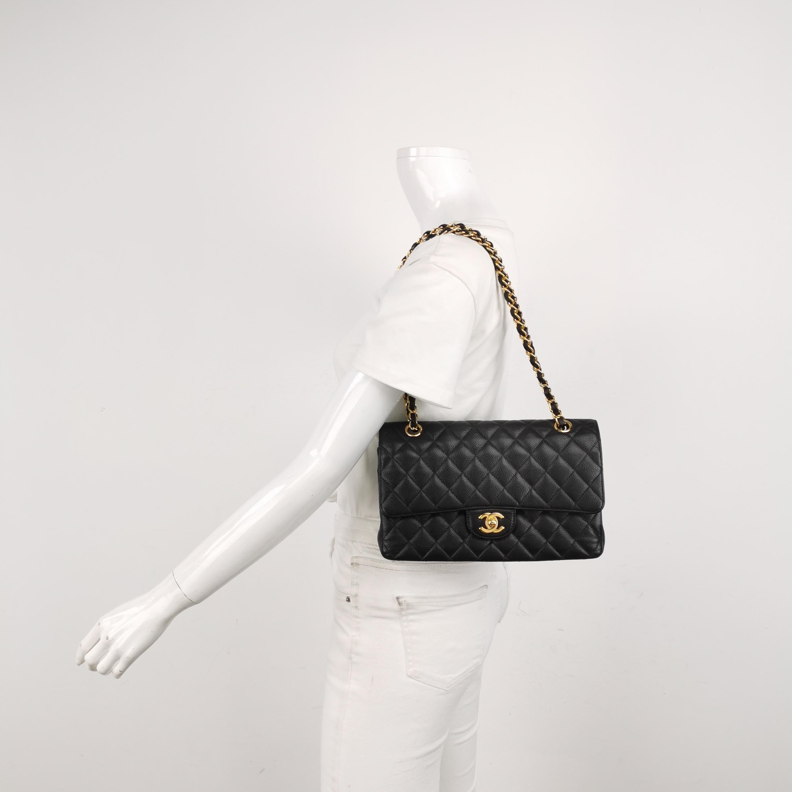 Chanel Classic Leather Medium Black Caviar Leather Gold Hardware, 2014
Il s'agit de photos professionnelles du sac offert par Luxbags.
Condit : TRES BON.
Légers signes d'utilisation dans l'ensemble. Légères taches et rayures à l'intérieur.