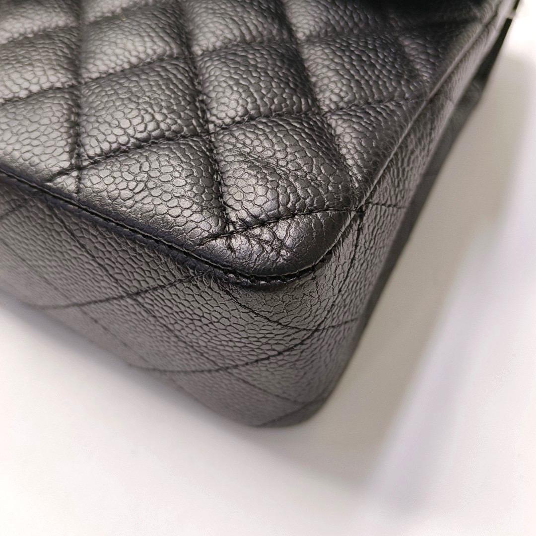 Chanel Classic Flap Medium Black Caviar Leather Gold Hardware en vente 5