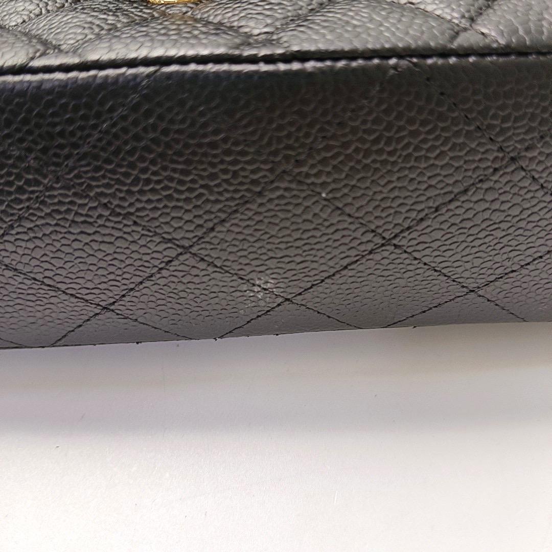 Chanel Classic Flap Medium Black Caviar Leather Gold Hardware en vente 6