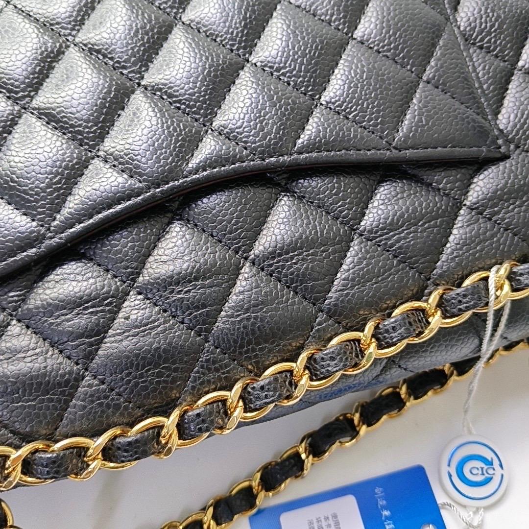 Chanel Classic Flap Medium Black Caviar Leather Gold Hardware en vente 7