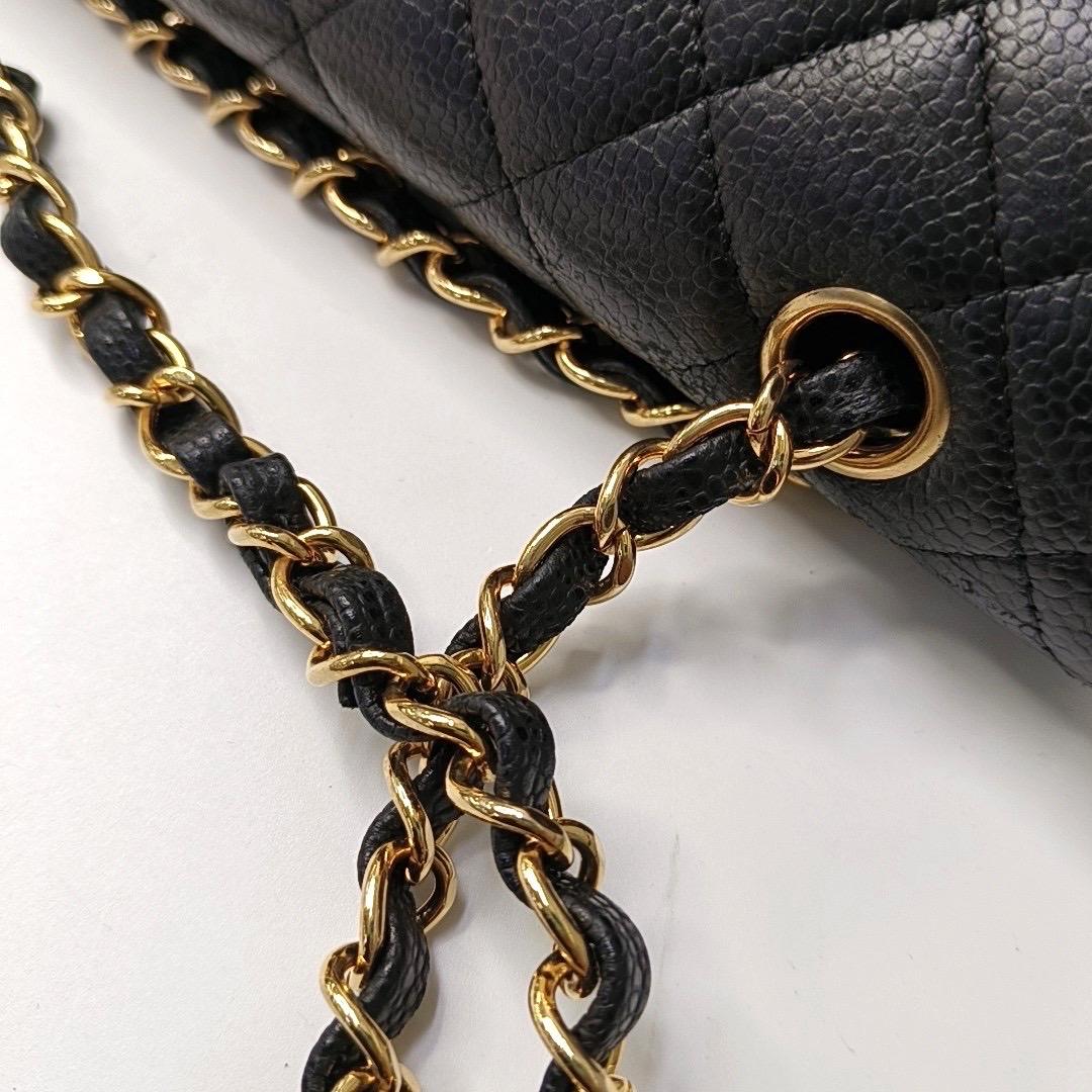 Chanel Classic Flap Medium Black Caviar Leather Gold Hardware en vente 11