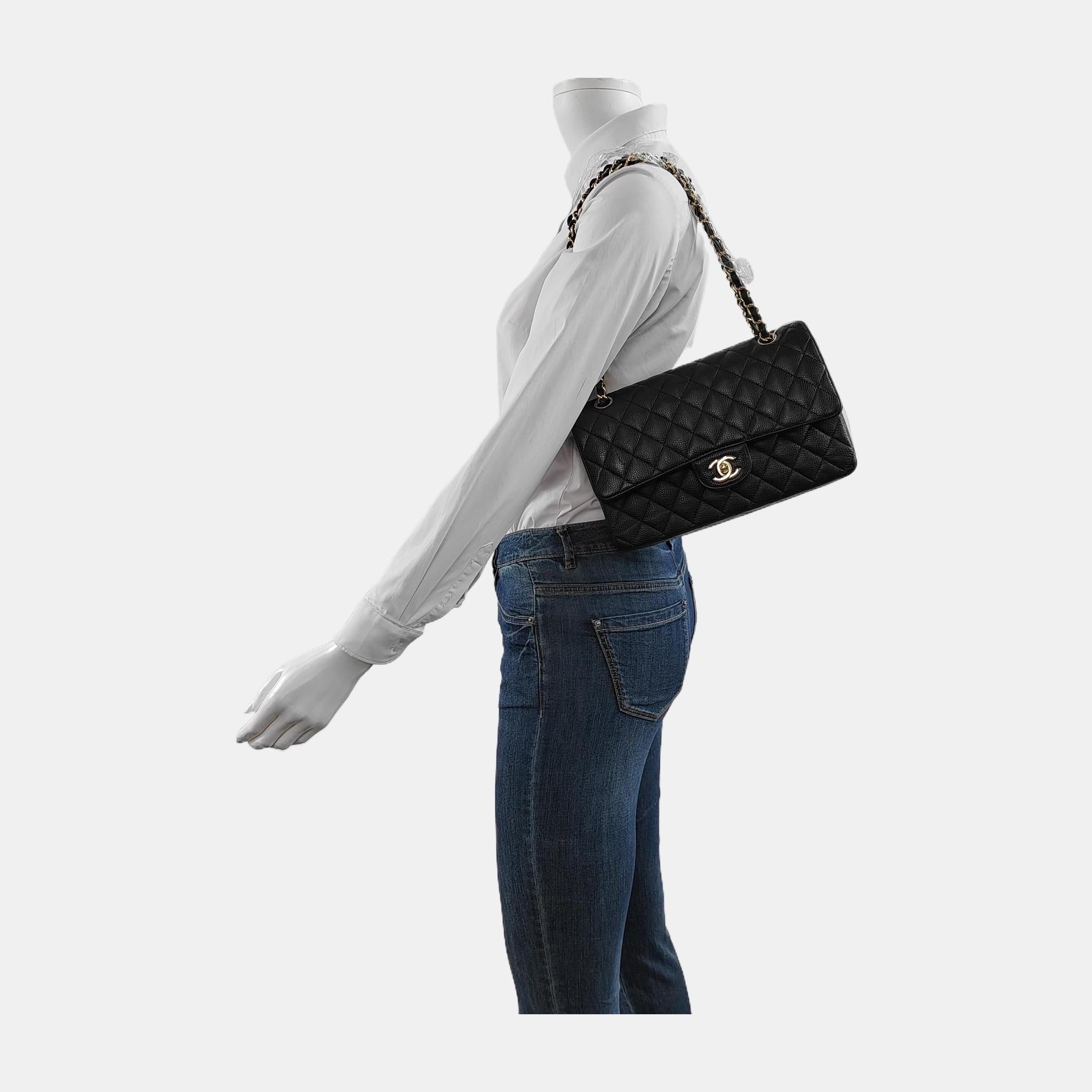 ÉTAT : TRÈS BON

Ce sac authentique de Chanel est en très bon état. Légères rayures autour de la quincaillerie, rayures à l'intérieur. Plis de cuir sur la partie inférieure et au dos du rabat. La couleur a été retouchée professionnellement autour