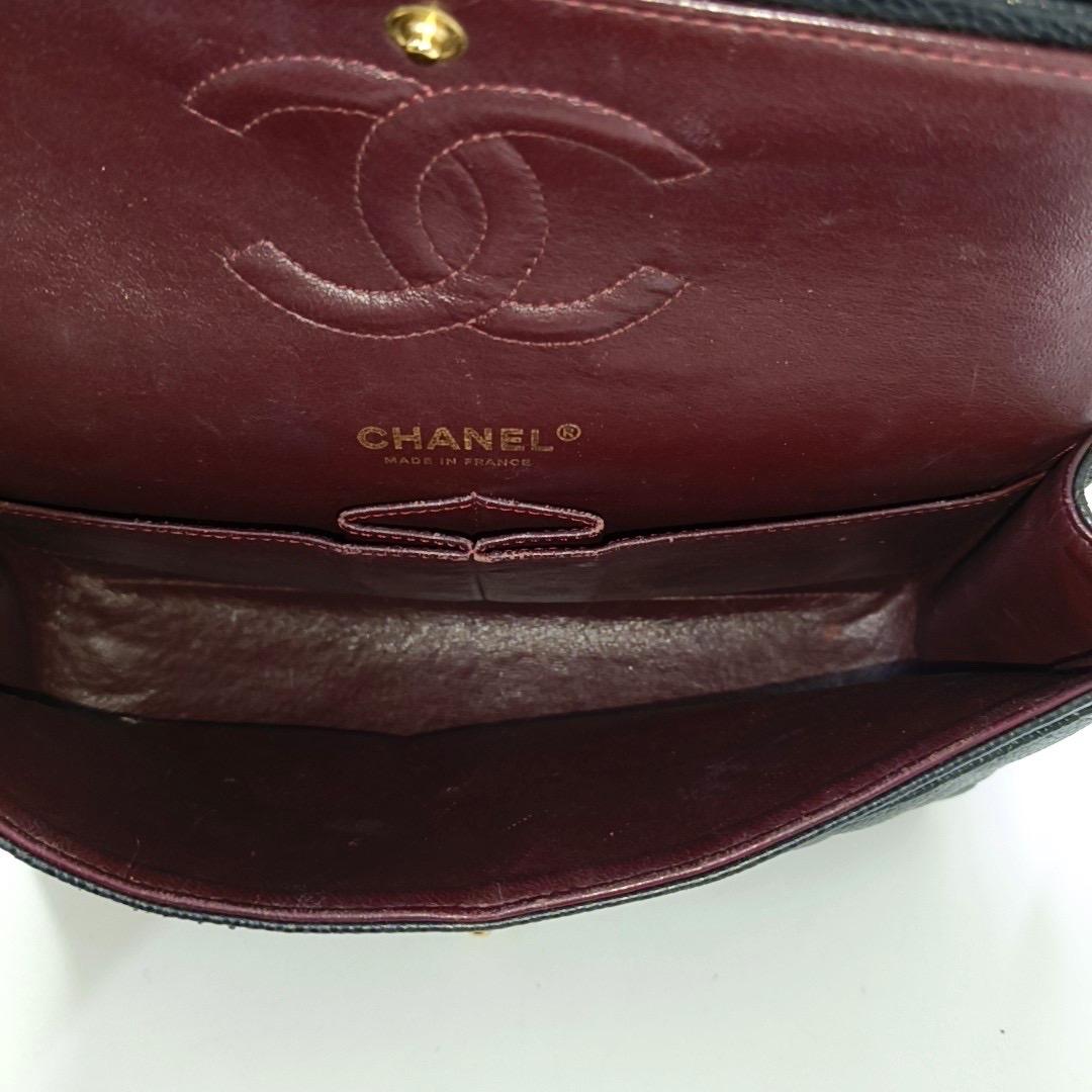 Chanel Classic Flap Medium Black Caviar Leather Gold Hardware en vente 1