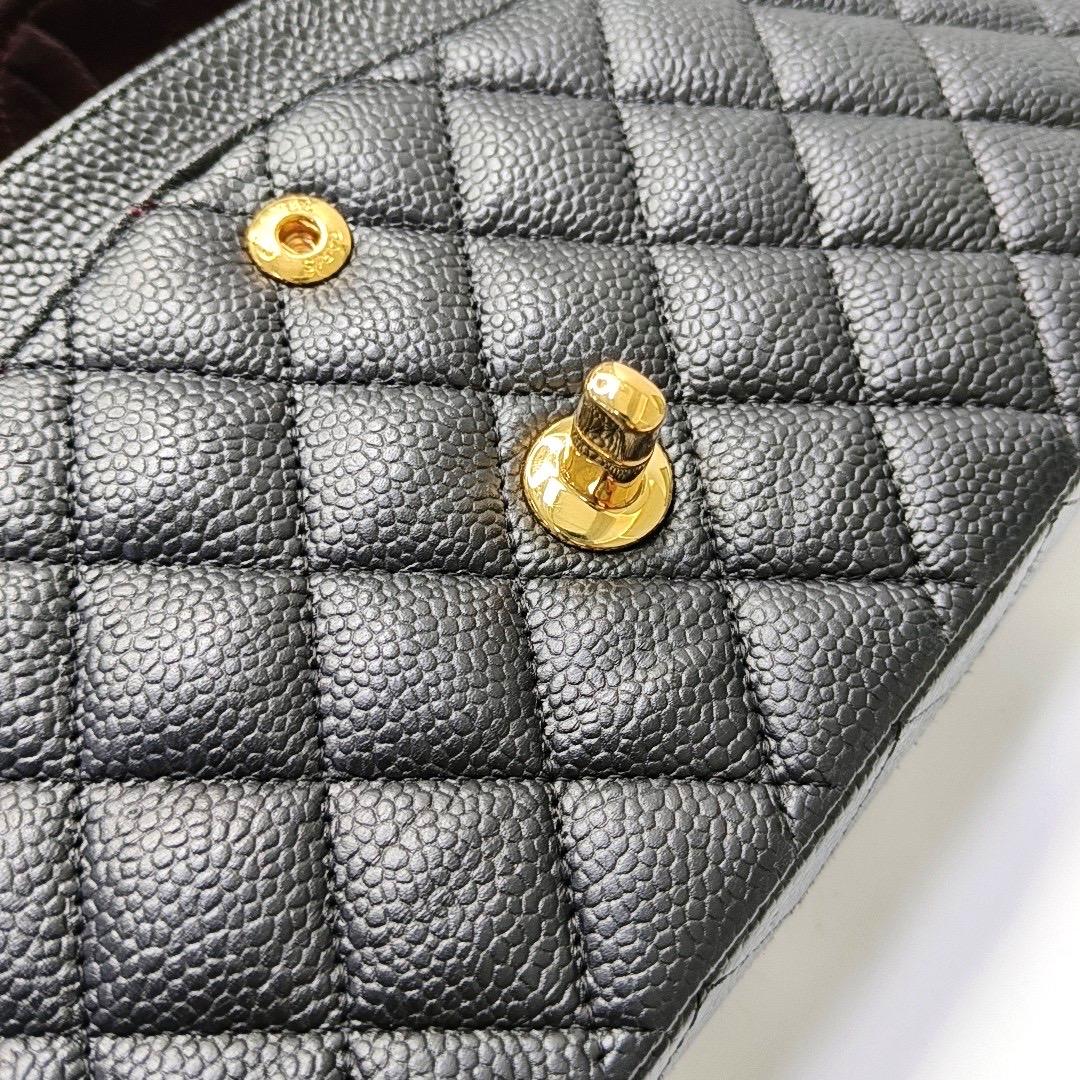 Chanel Classic Flap Medium Black Caviar Leather Gold Hardware en vente 2