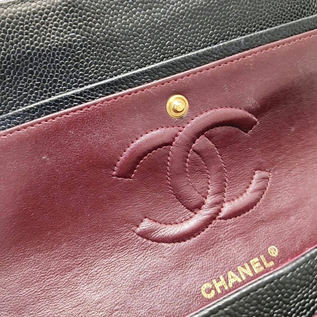 Chanel Classic Flap Medium Black Caviar Leather Gold Hardware en vente 3