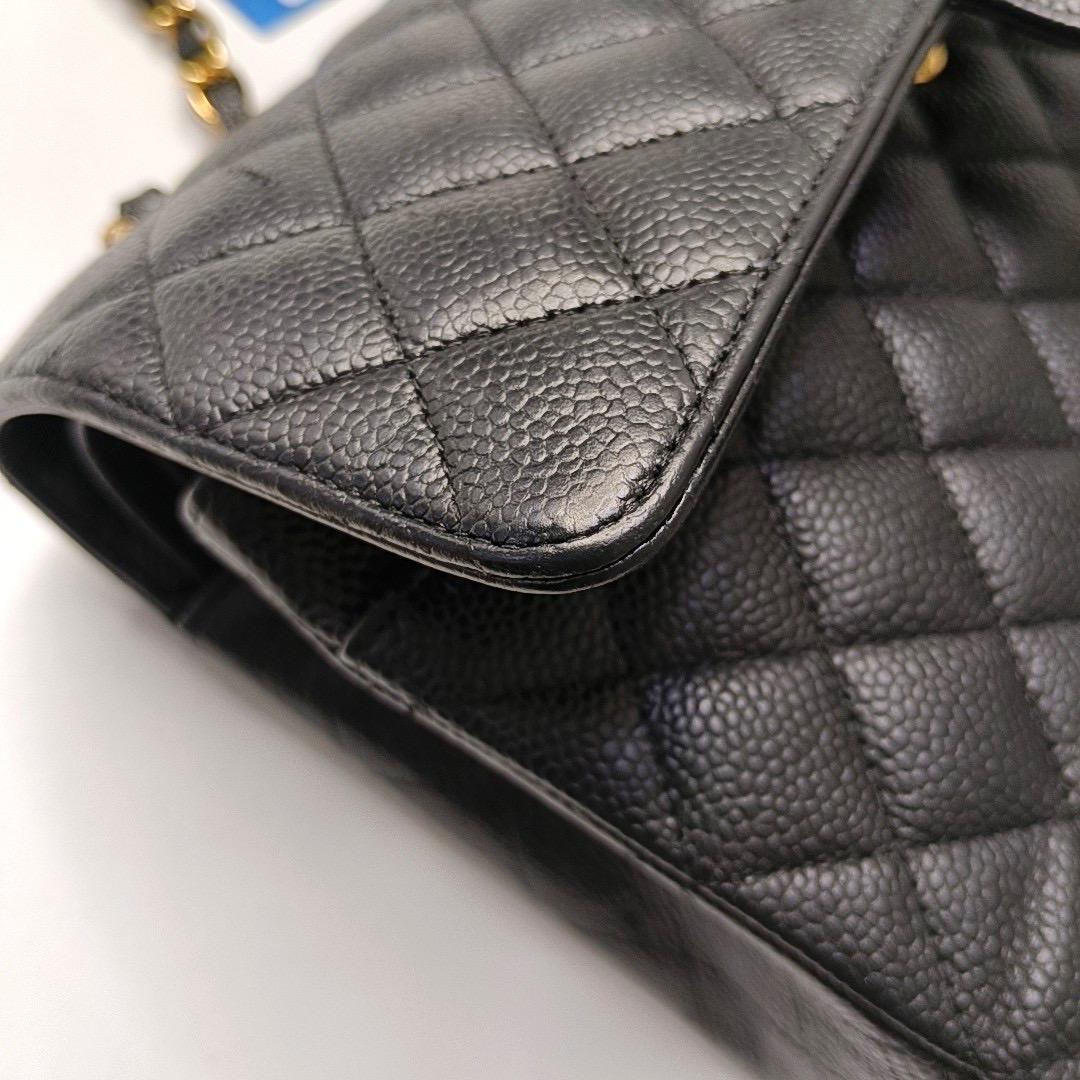 Chanel Classic Flap Medium Black Caviar Leather Gold Hardware en vente 4