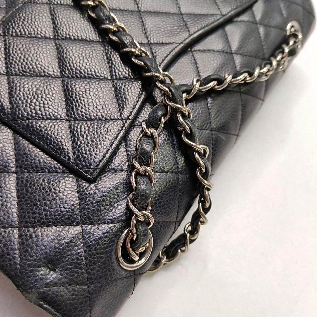 Chanel Classic Flap Medium Schwarzes Kaviar Leder Silberne Hardware im Angebot 11