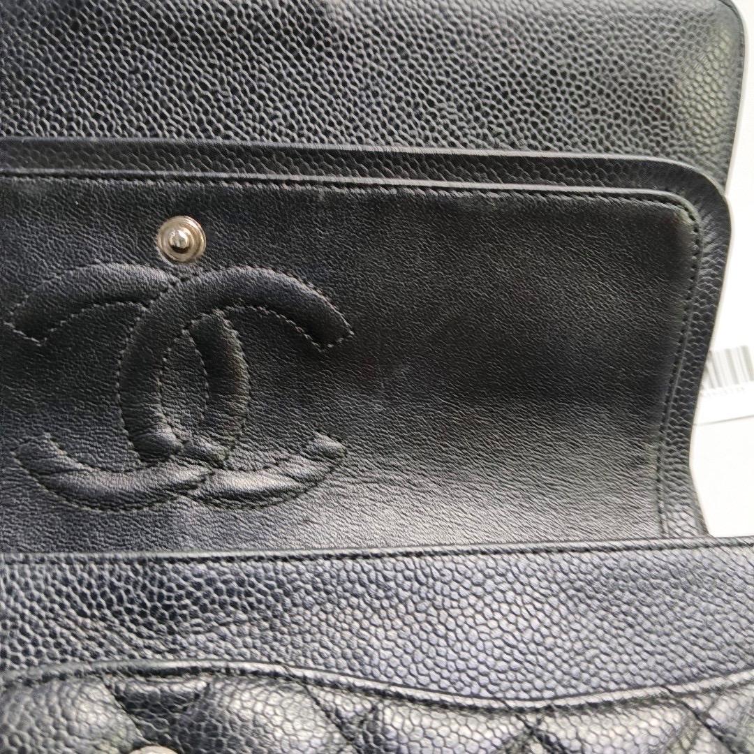 Chanel Classic Flap Medium Schwarzes Kaviar Leder Silberne Hardware im Angebot 4