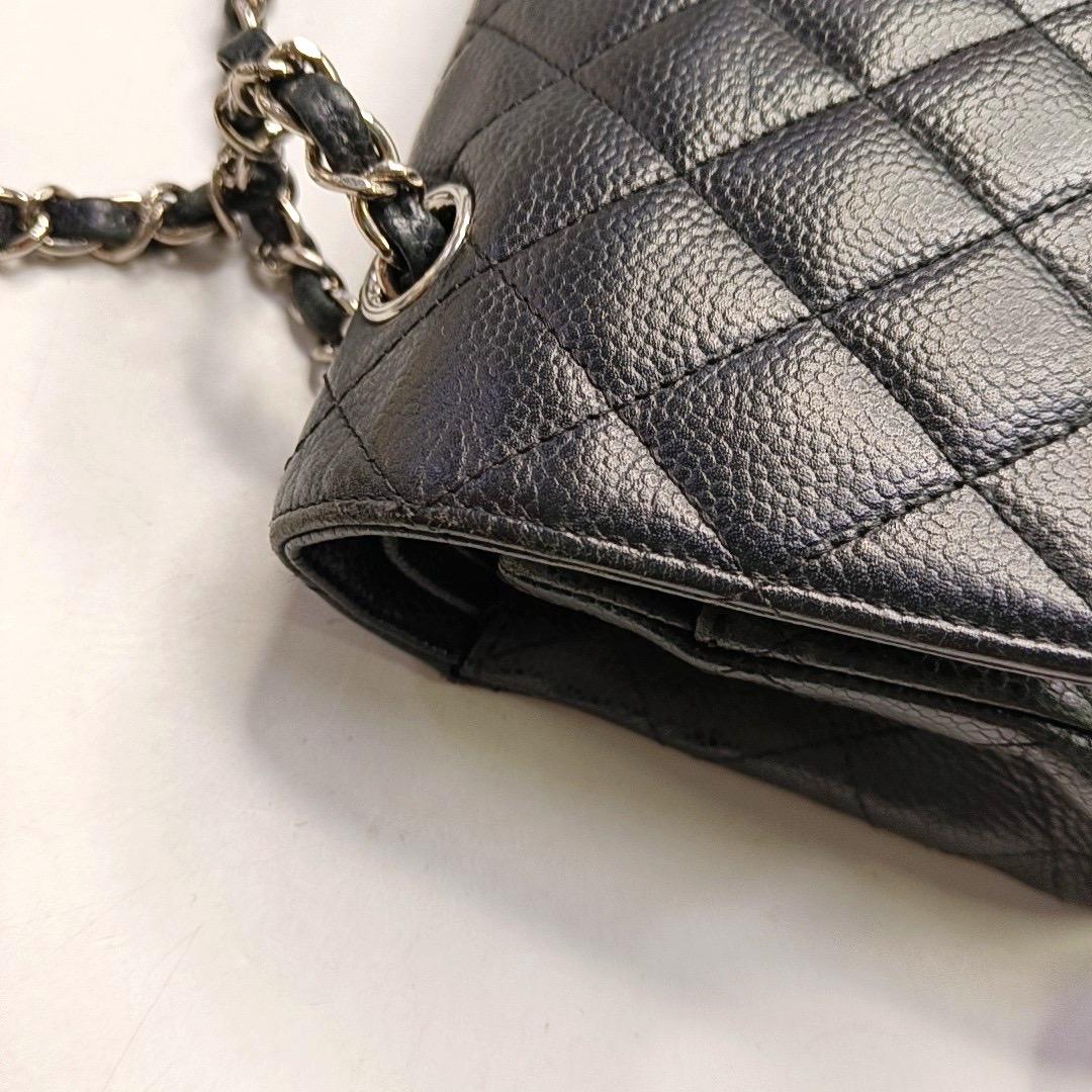 Chanel Classic Flap Medium Schwarzes Kaviar Leder Silberne Hardware im Angebot 5
