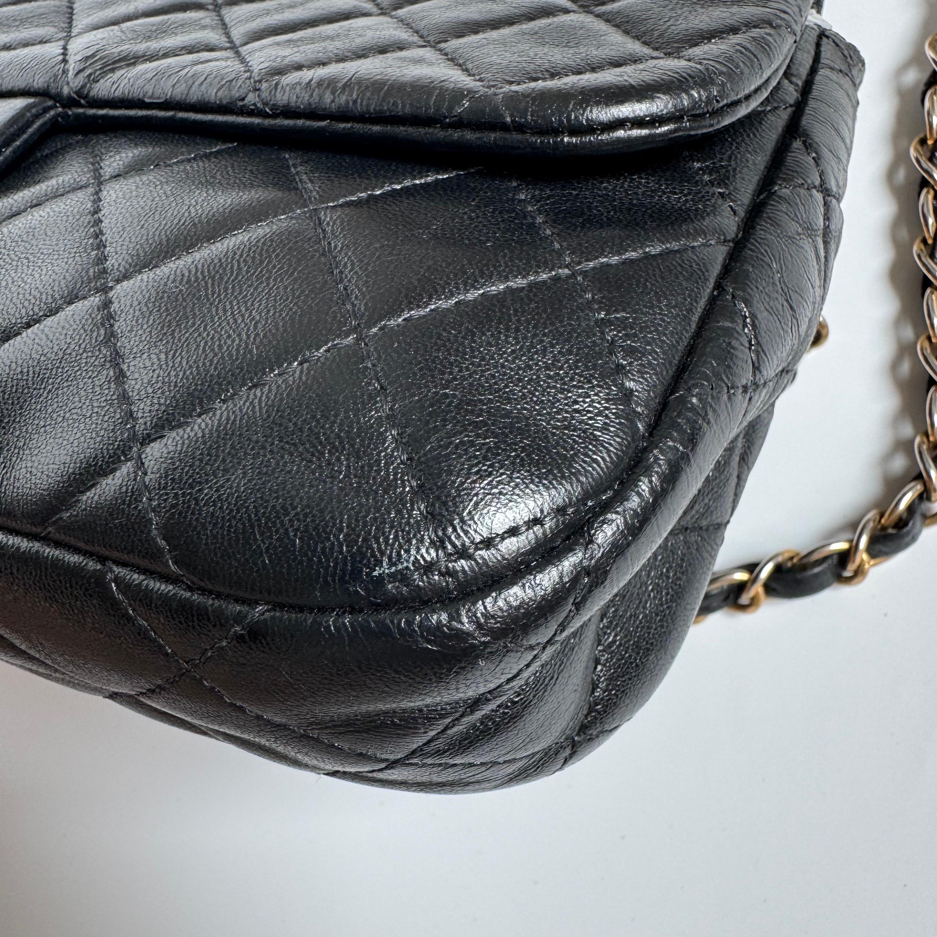 Chanel Classic Flap Medium Noir Cuir d'agneau Valentine Marine Charms en vente 7