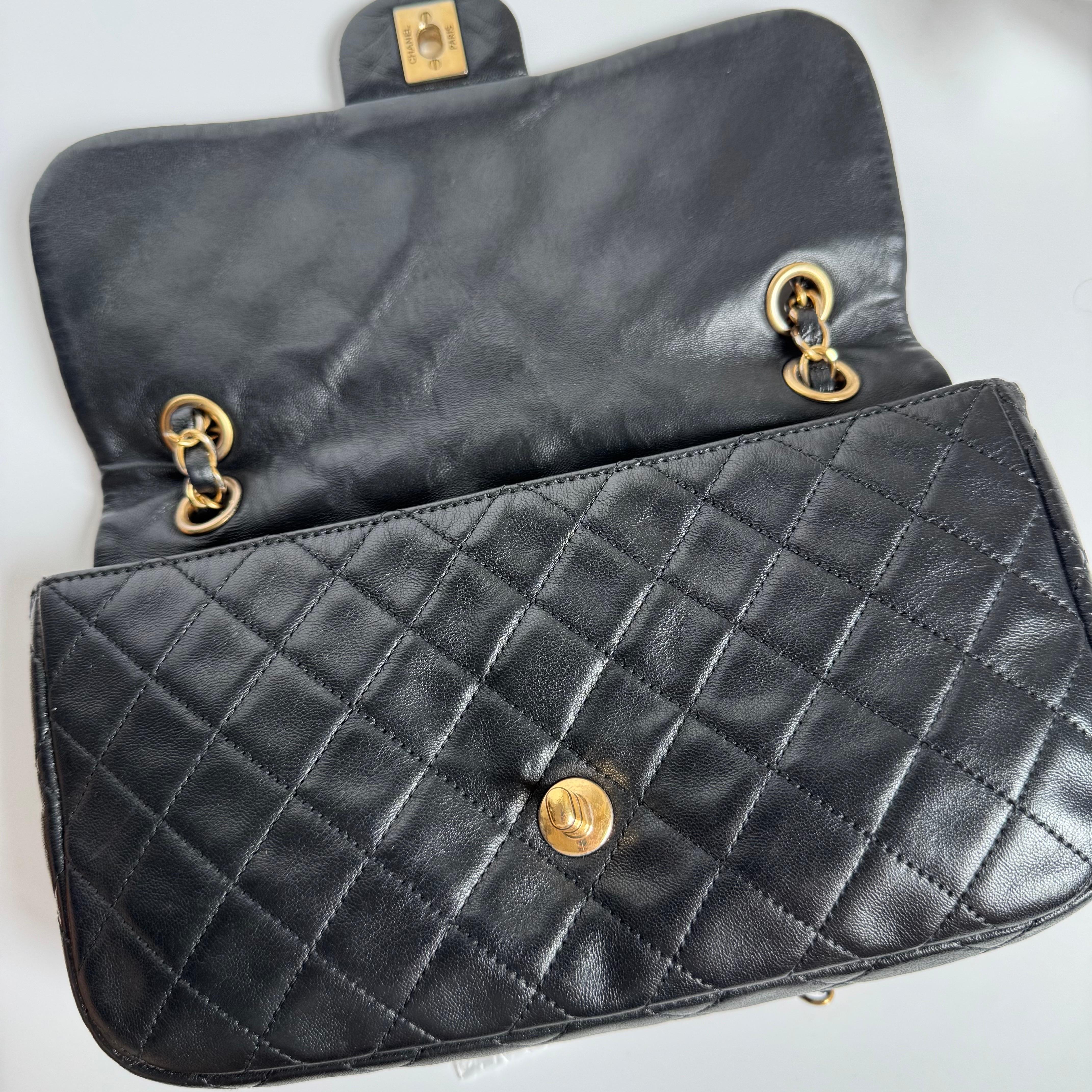 Chanel Classic Flap Medium Noir Cuir d'agneau Valentine Marine Charms en vente 8