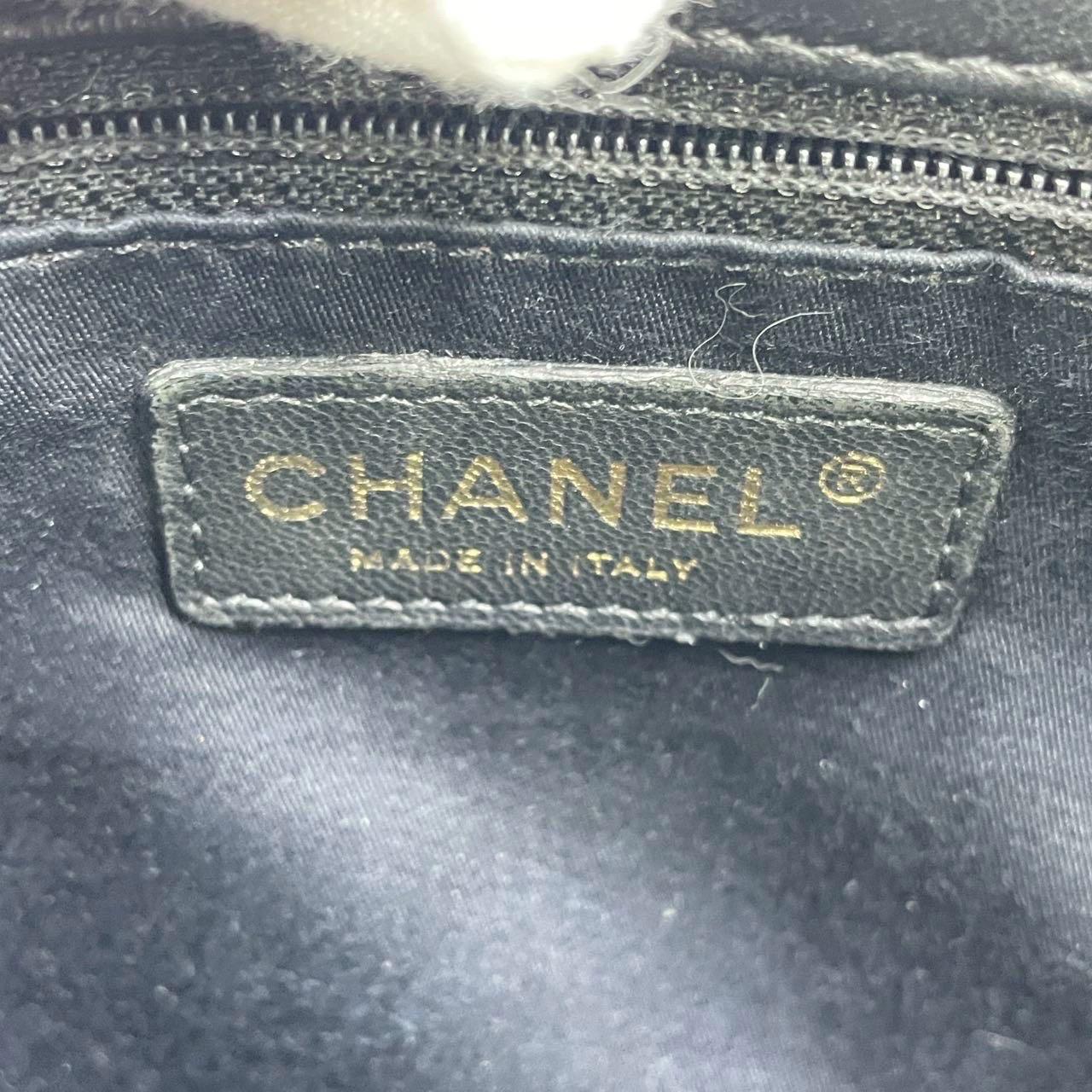 Chanel Classic Flap Medium Noir Cuir d'agneau Valentine Marine Charms en vente 10