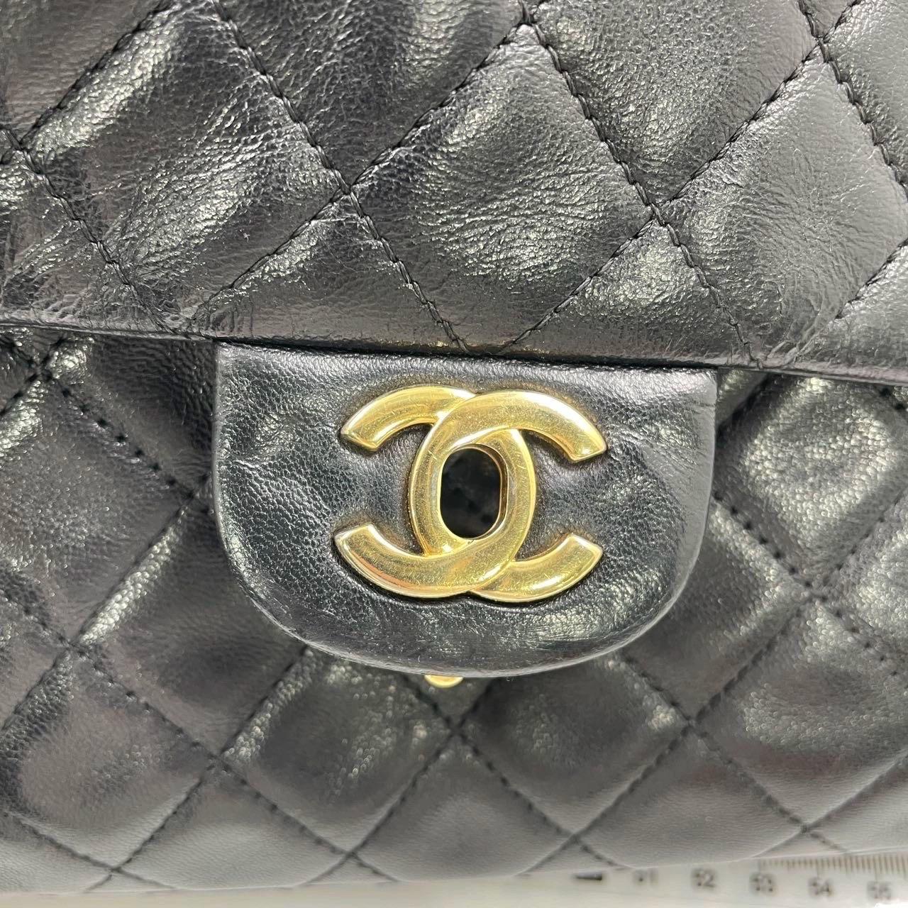 Chanel Classic Flap Medium Noir Cuir d'agneau Valentine Marine Charms en vente 12
