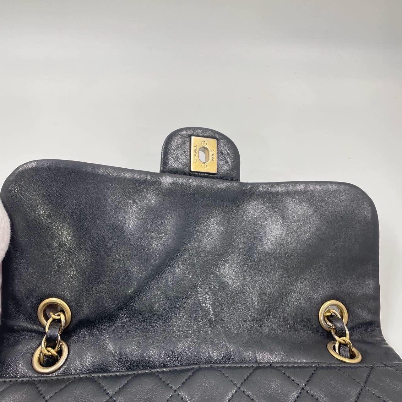 Chanel Classic Flap Medium Noir Cuir d'agneau Valentine Marine Charms en vente 14